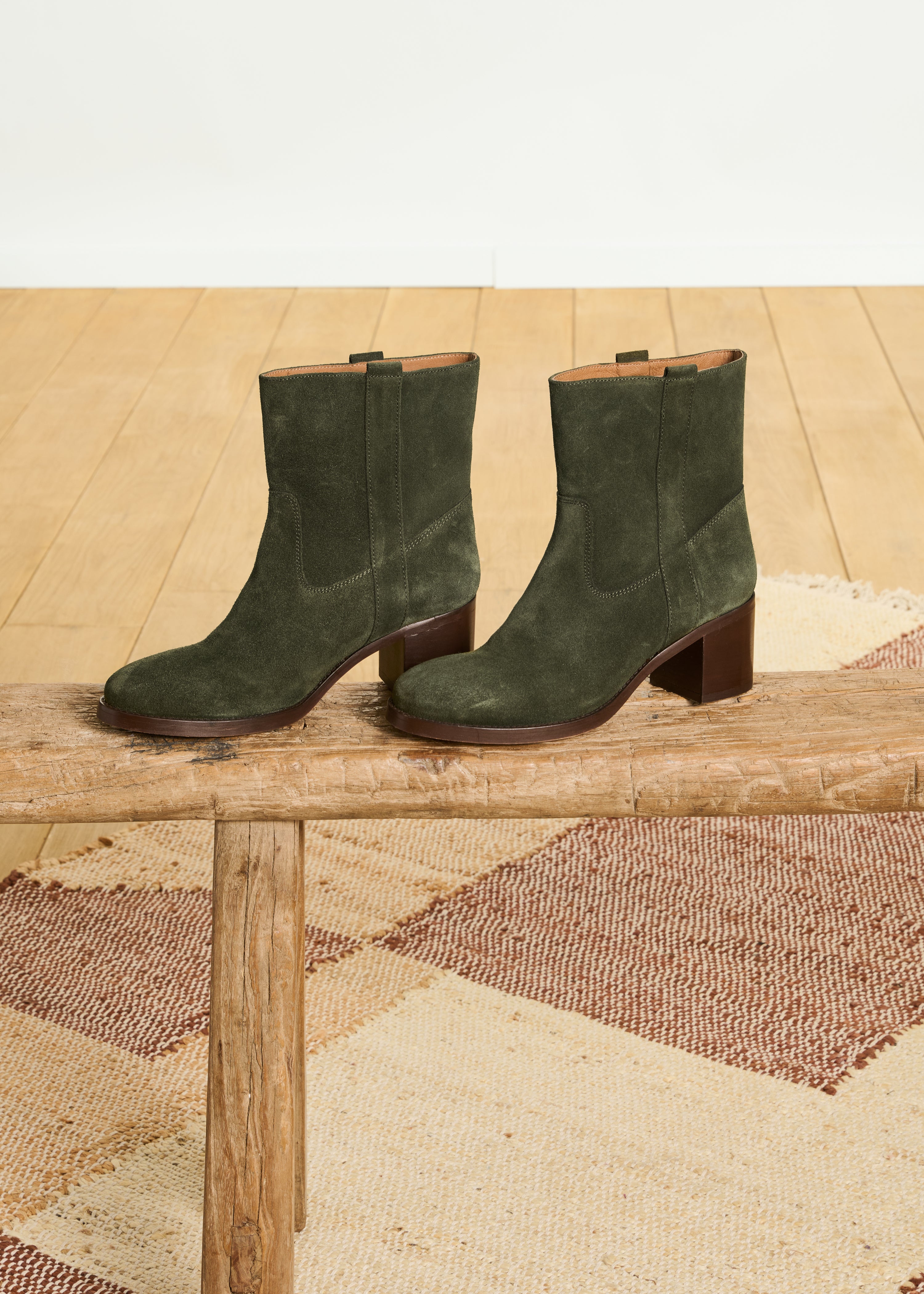 Stiefeletten mit Absatz aus khakigrünem Veloursleder