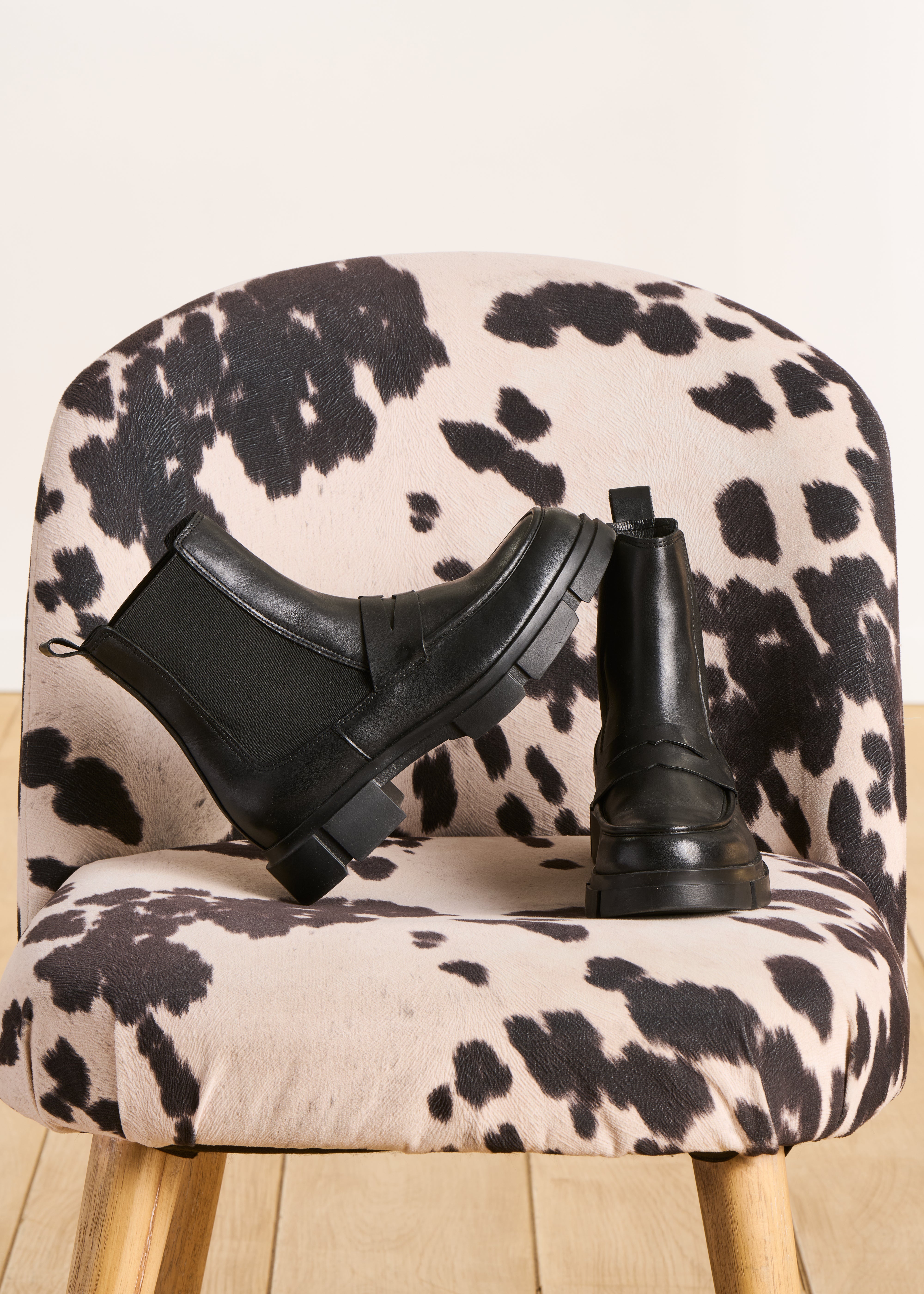 Chelsea leather ankle boots in black La Fée Maraboutée