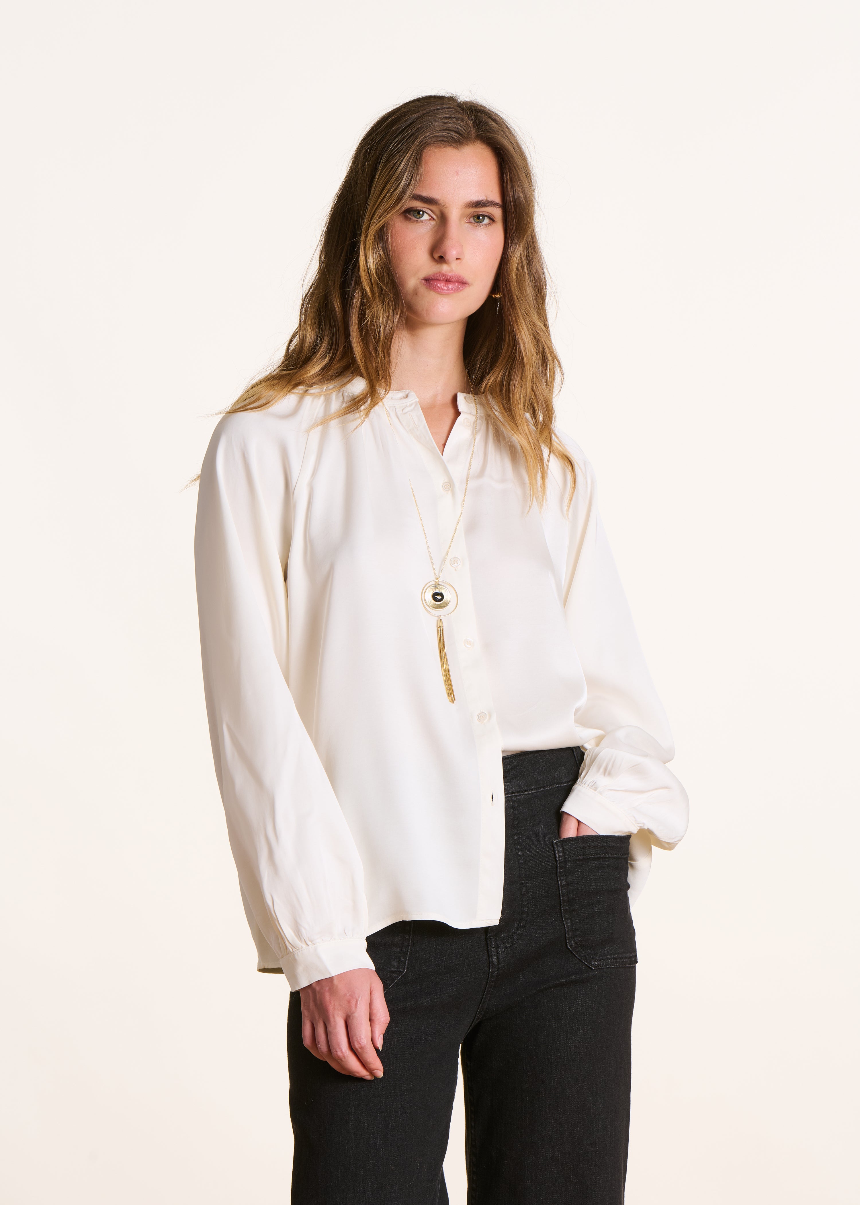 Camisa ampla branco cassé em cetim com gola redonda