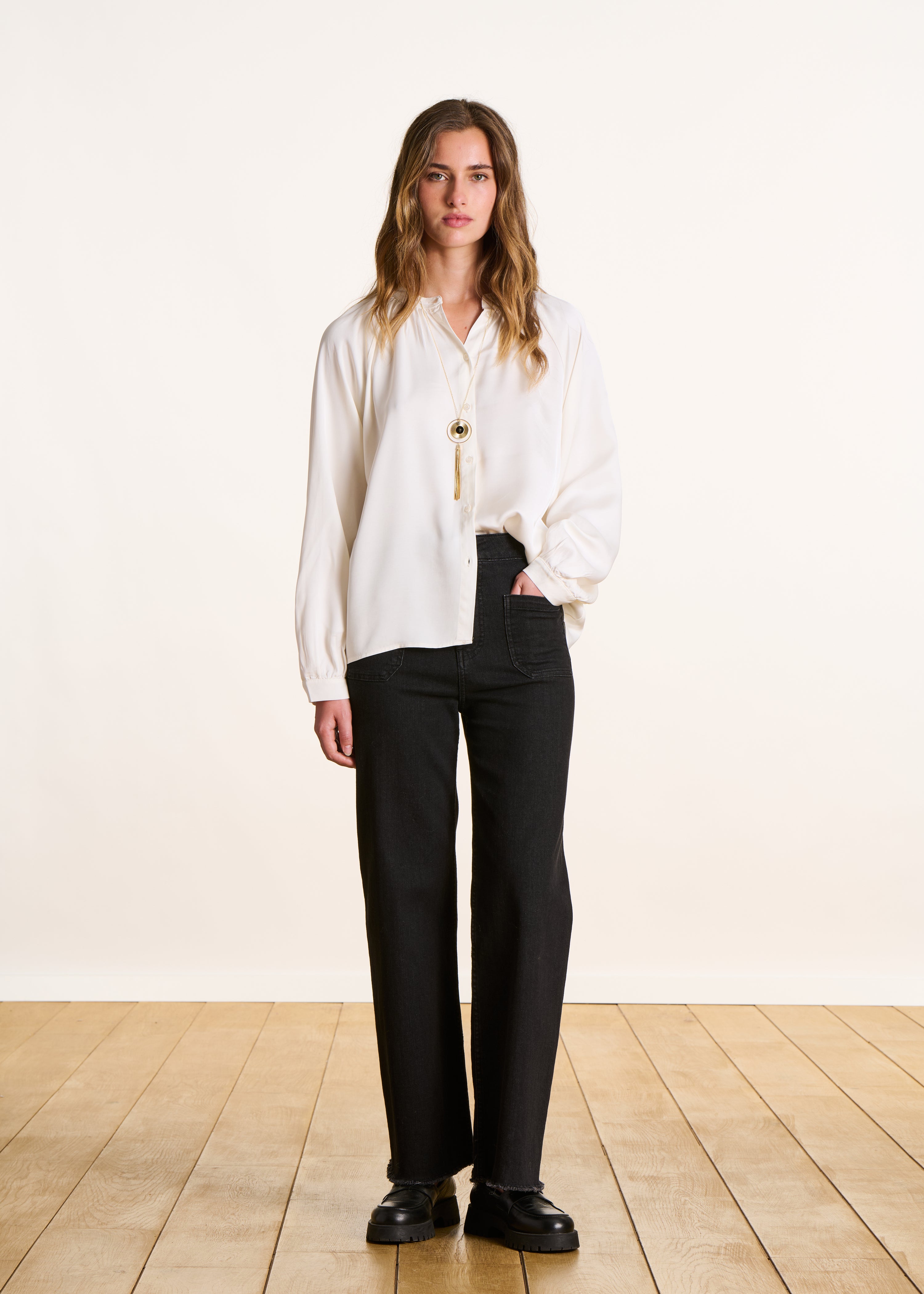Camisa ampla branco cassé em cetim com gola redonda