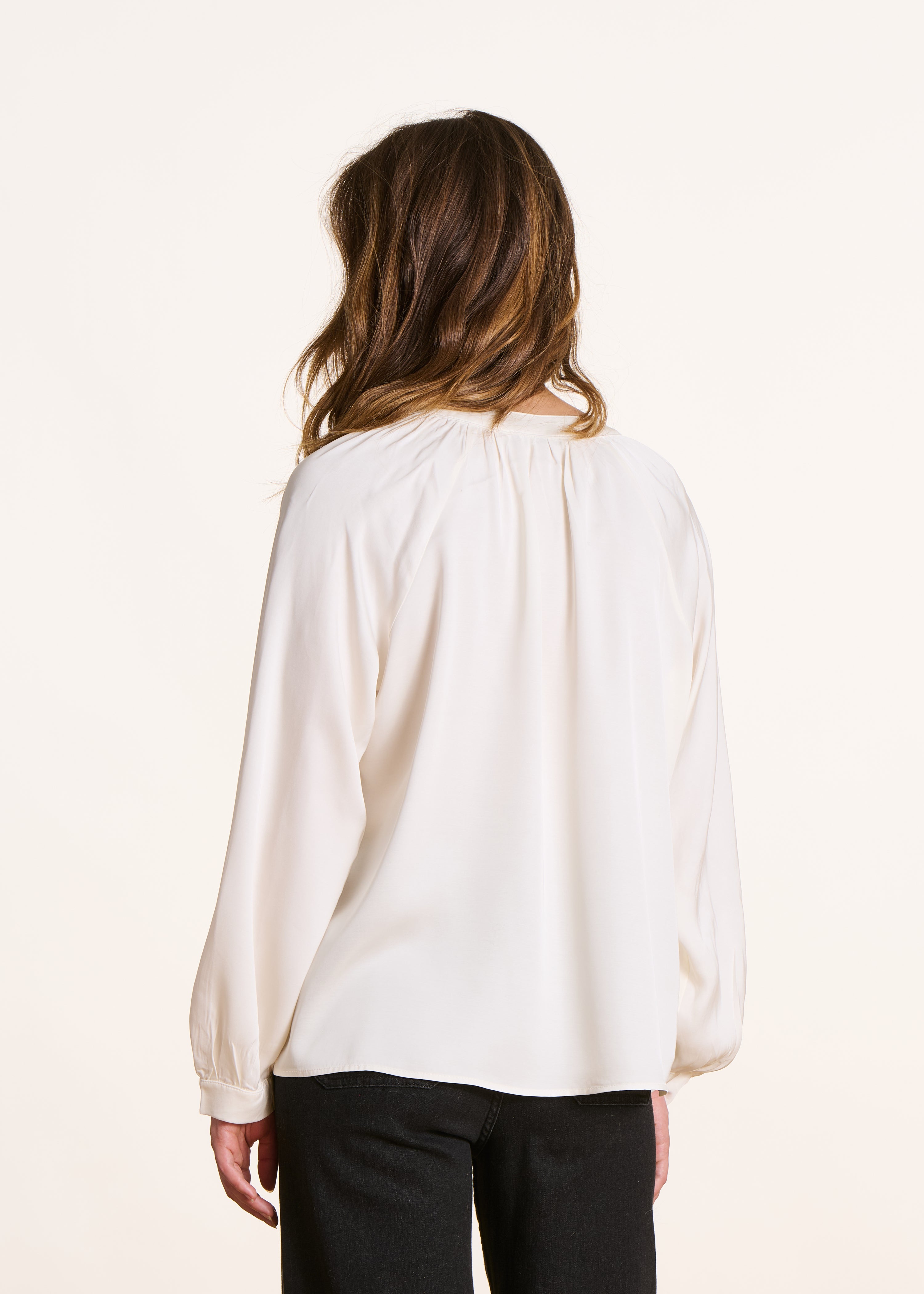 Camisa ampla branco cassé em cetim com gola redonda