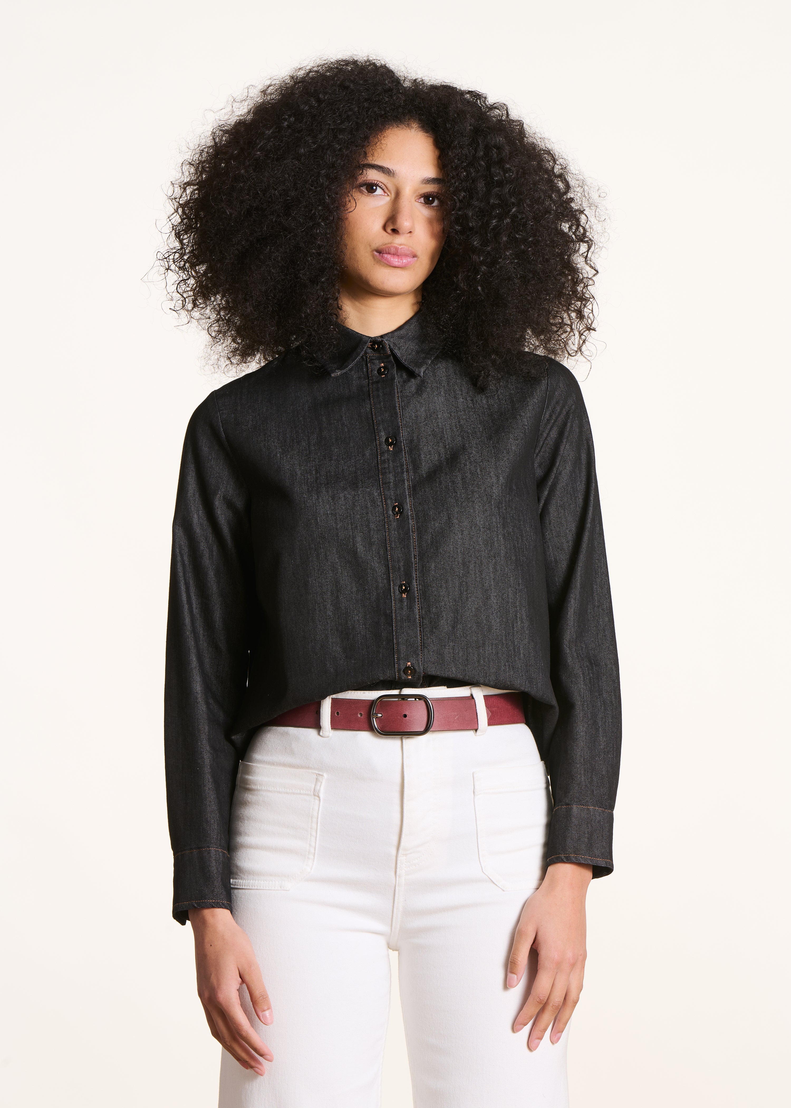 Camisa negra de jean con espalda plisada