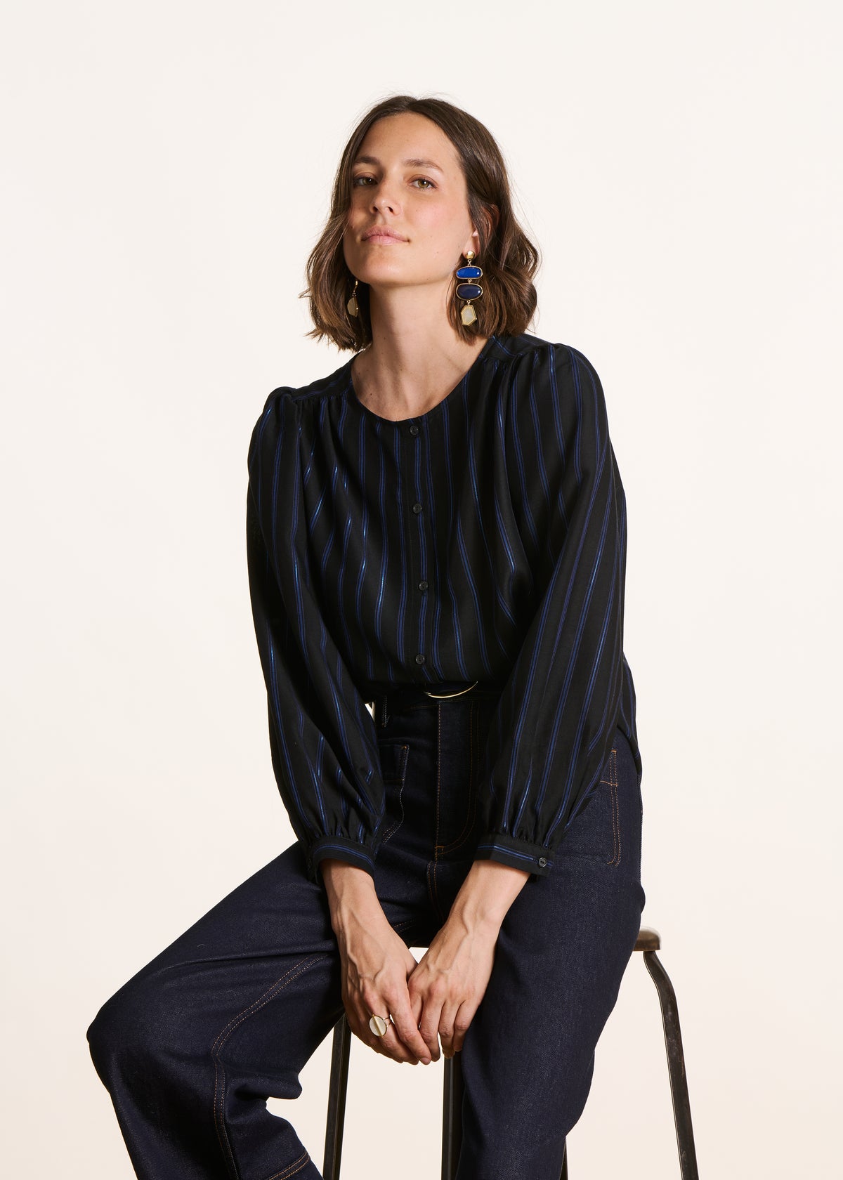 zwart en blauw gestreept button-down overhemd met ronde kraag