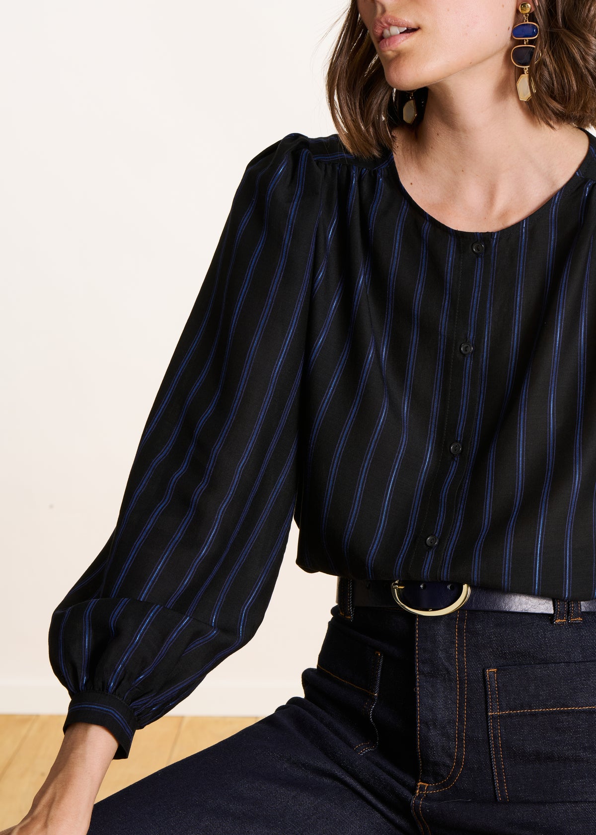 zwart en blauw gestreept button-down overhemd met ronde kraag