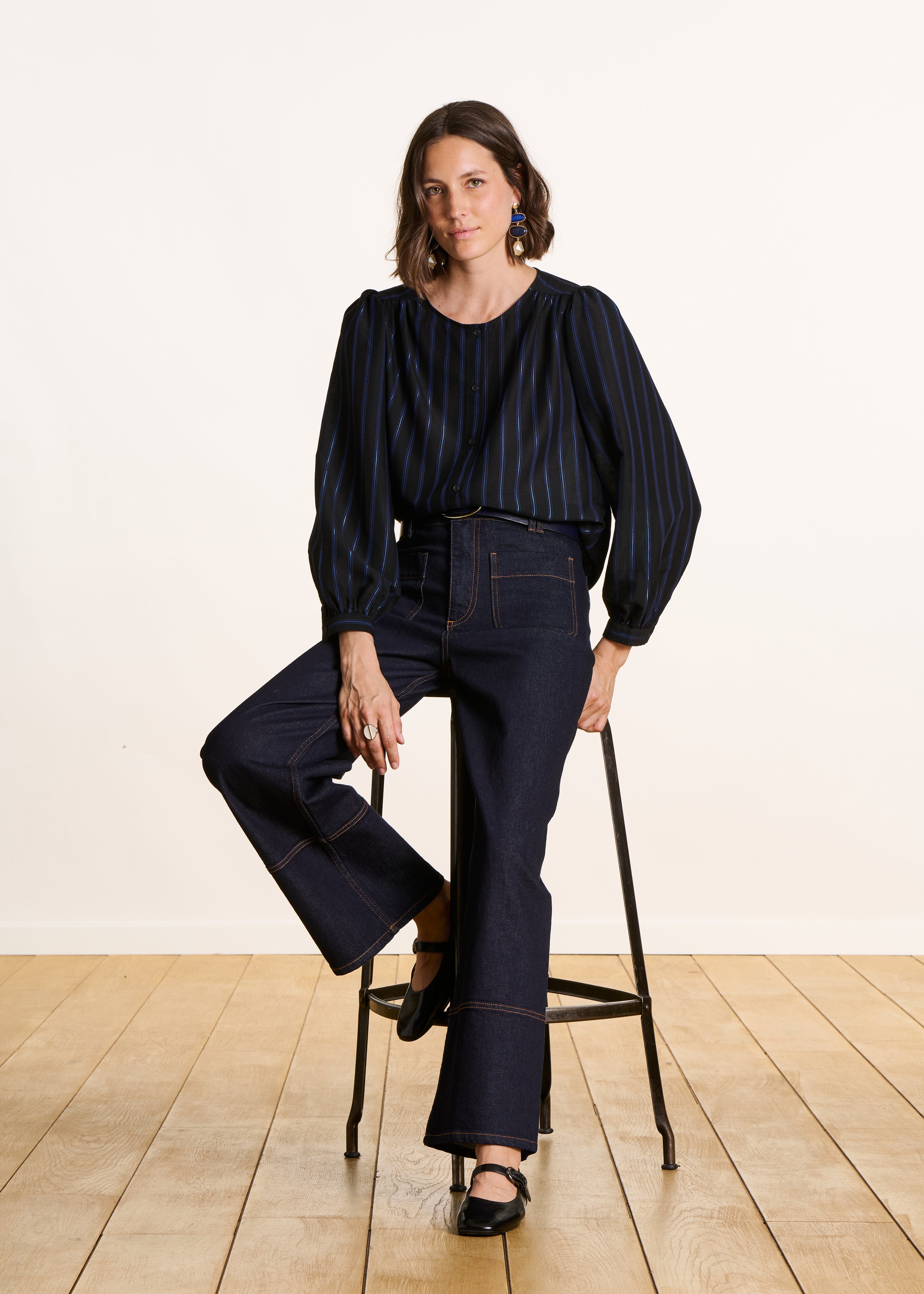 zwart en blauw gestreept button-down overhemd met ronde kraag