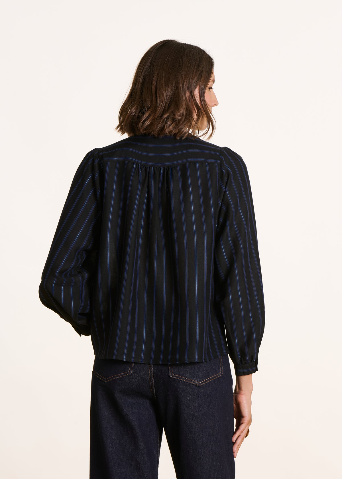 zwart en blauw gestreept button-down overhemd met ronde kraag