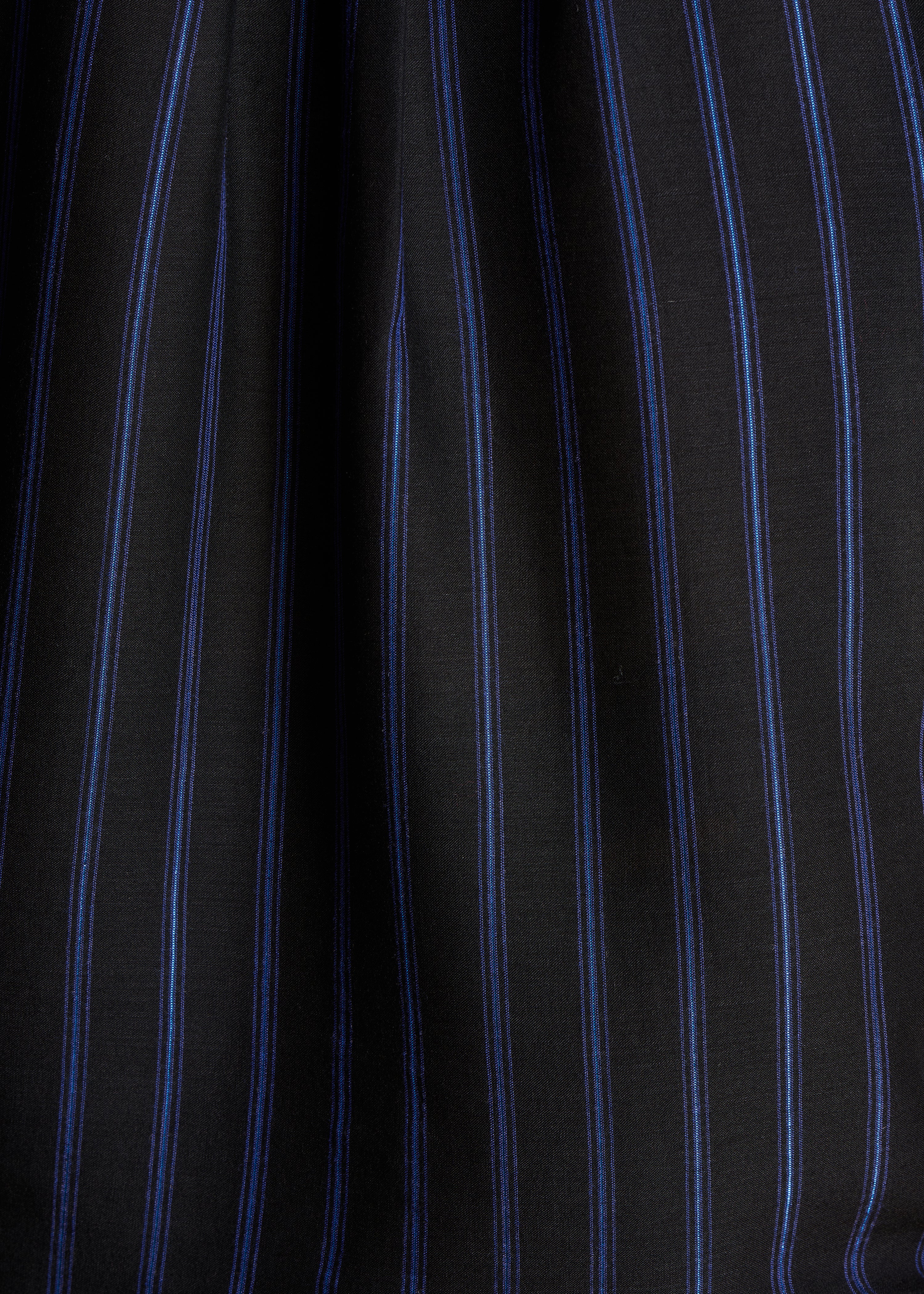 zwart en blauw gestreept button-down overhemd met ronde kraag