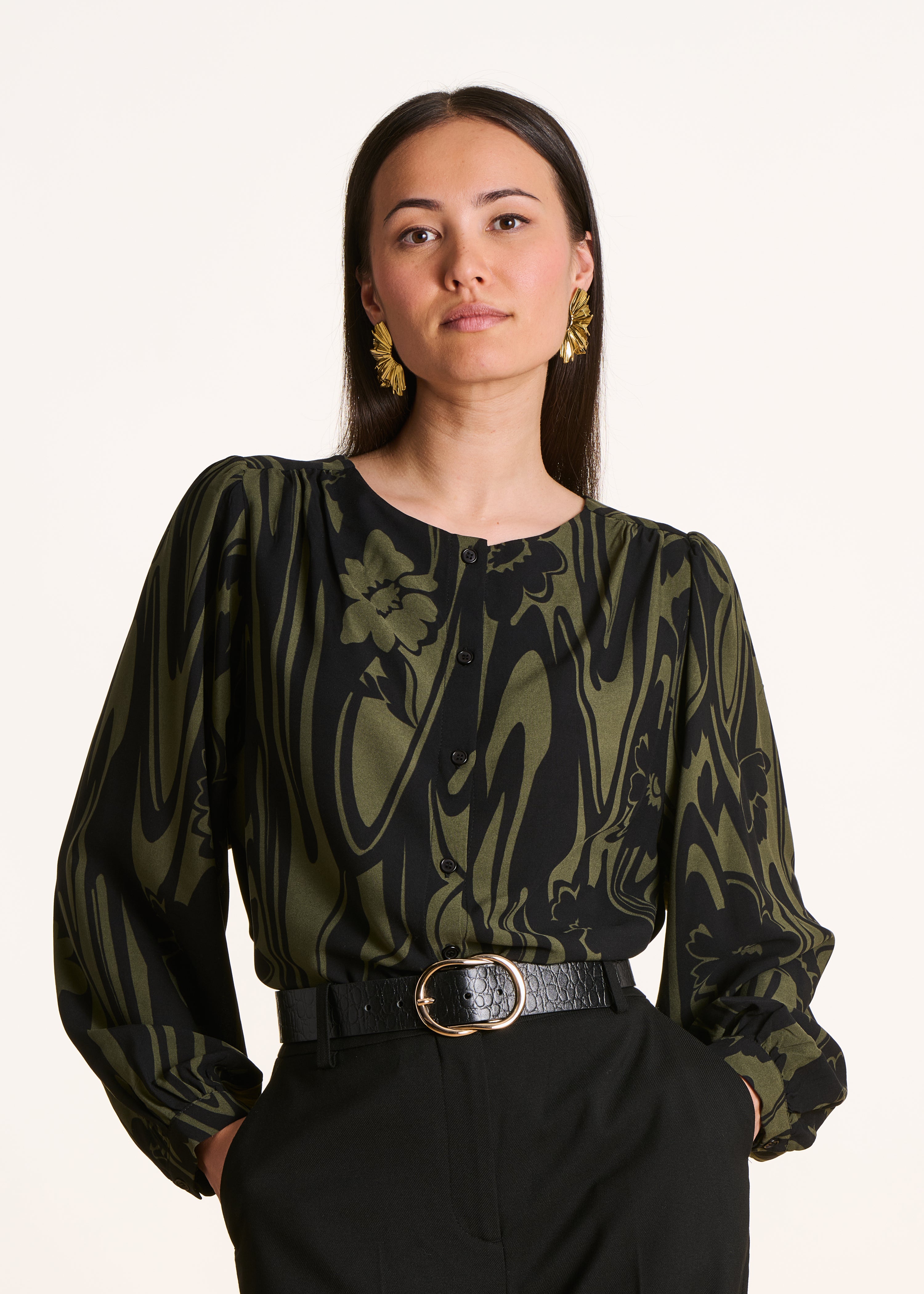 Chemise boutonnée à imprimé kaki et noir col rond La Fée Maraboutée