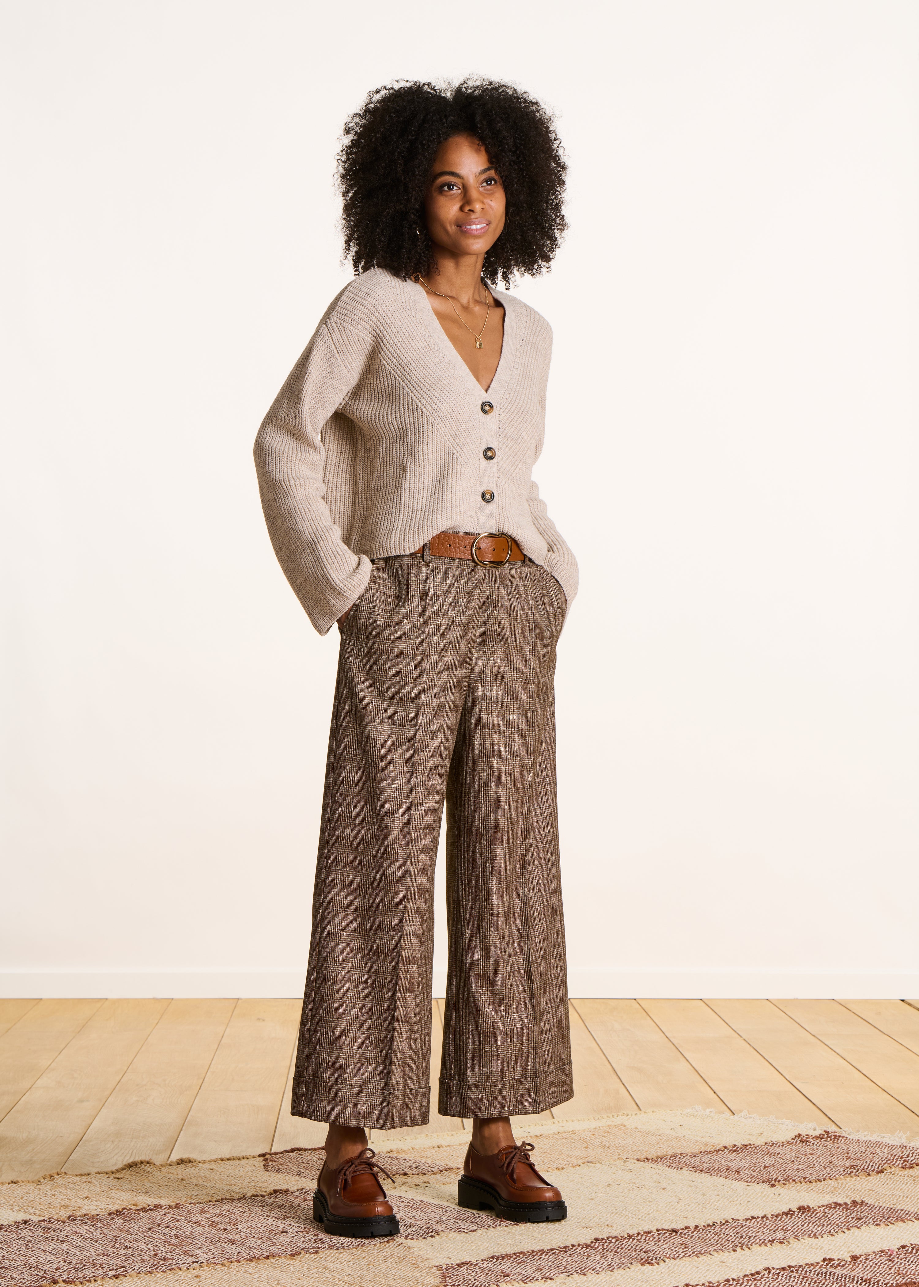 Gilet court beige en côtes perlées