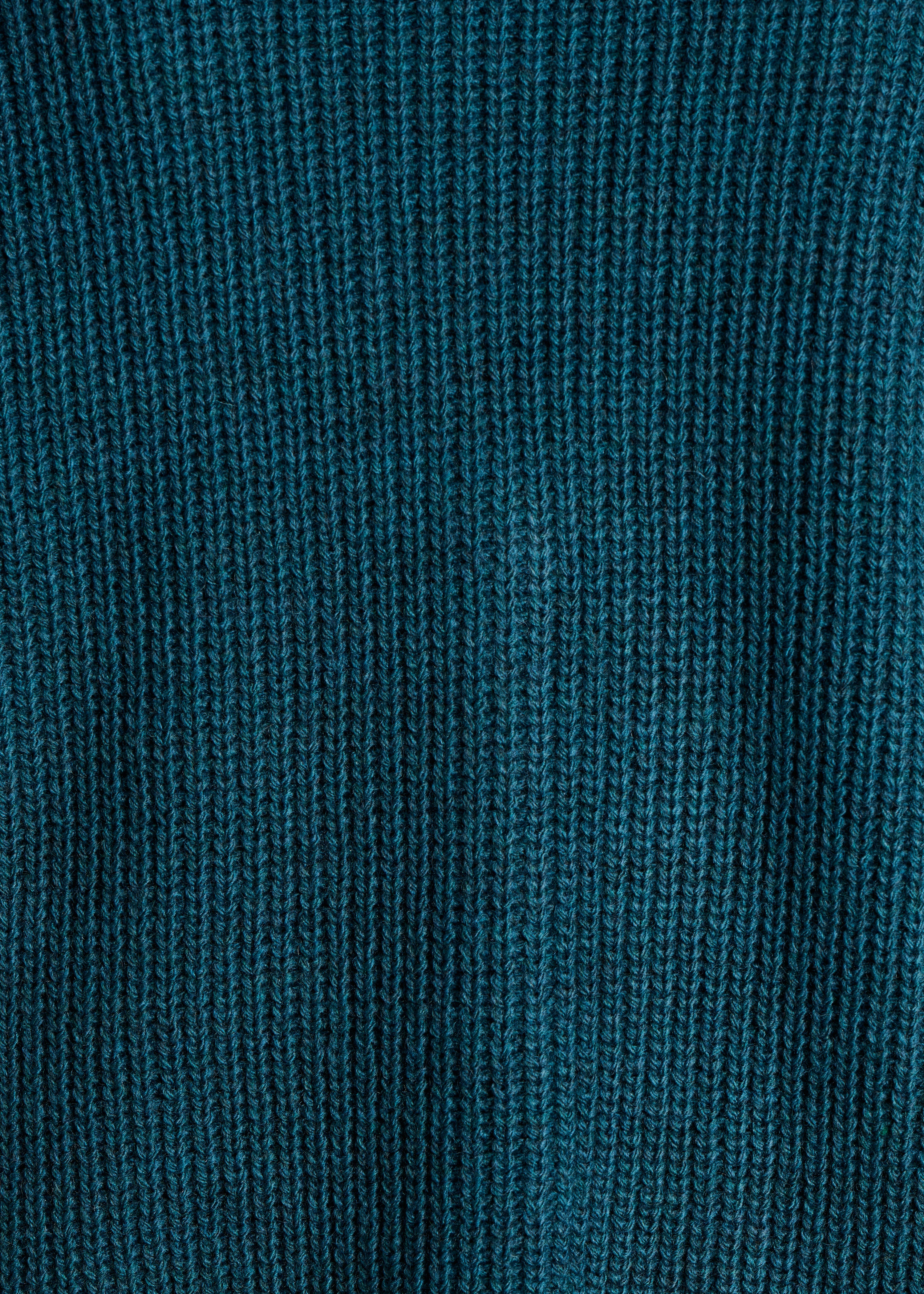 Gilet court bleu pétrole en côtes perlées