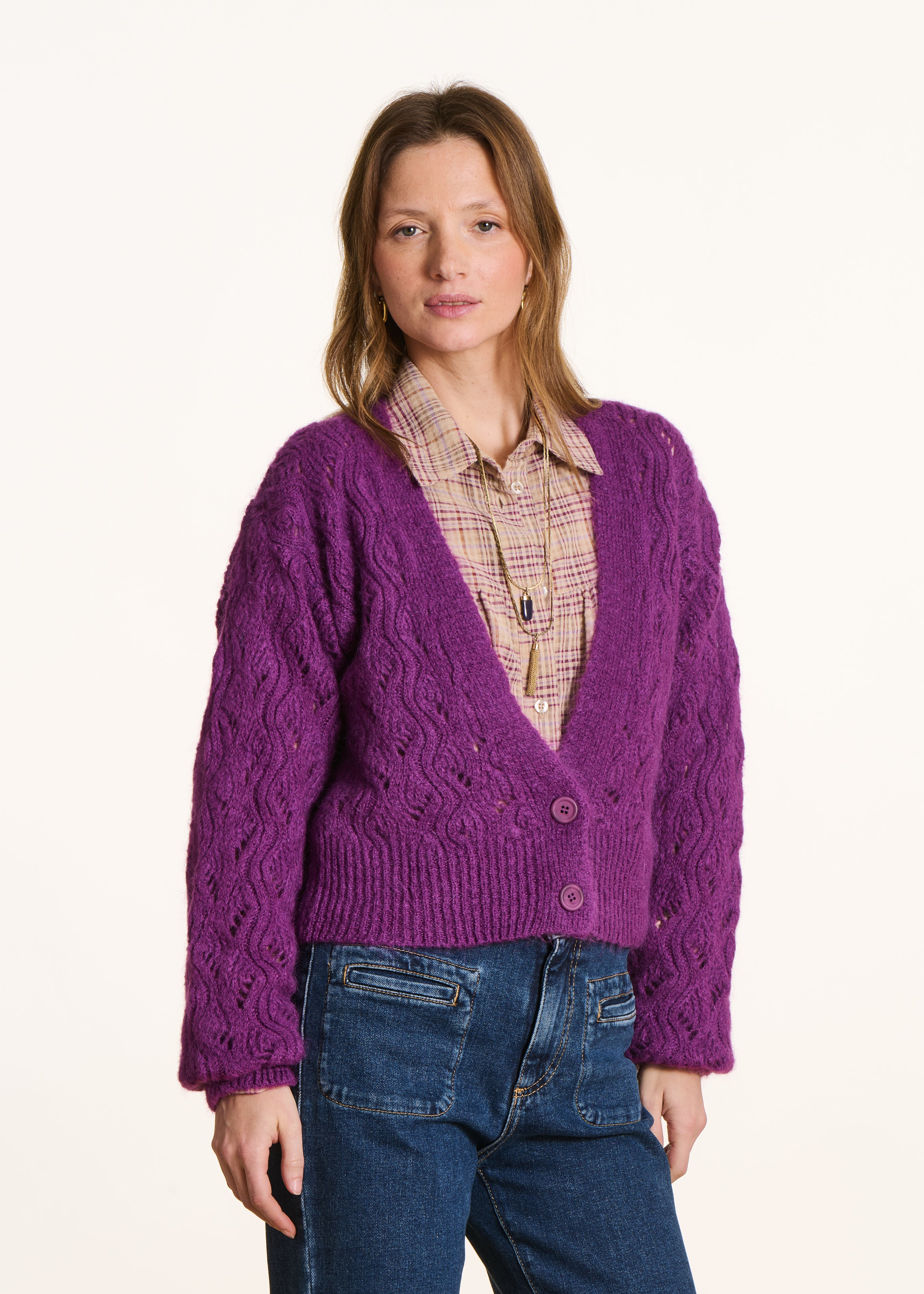 Kurze violette Weste aus durchbrochenem Strick
