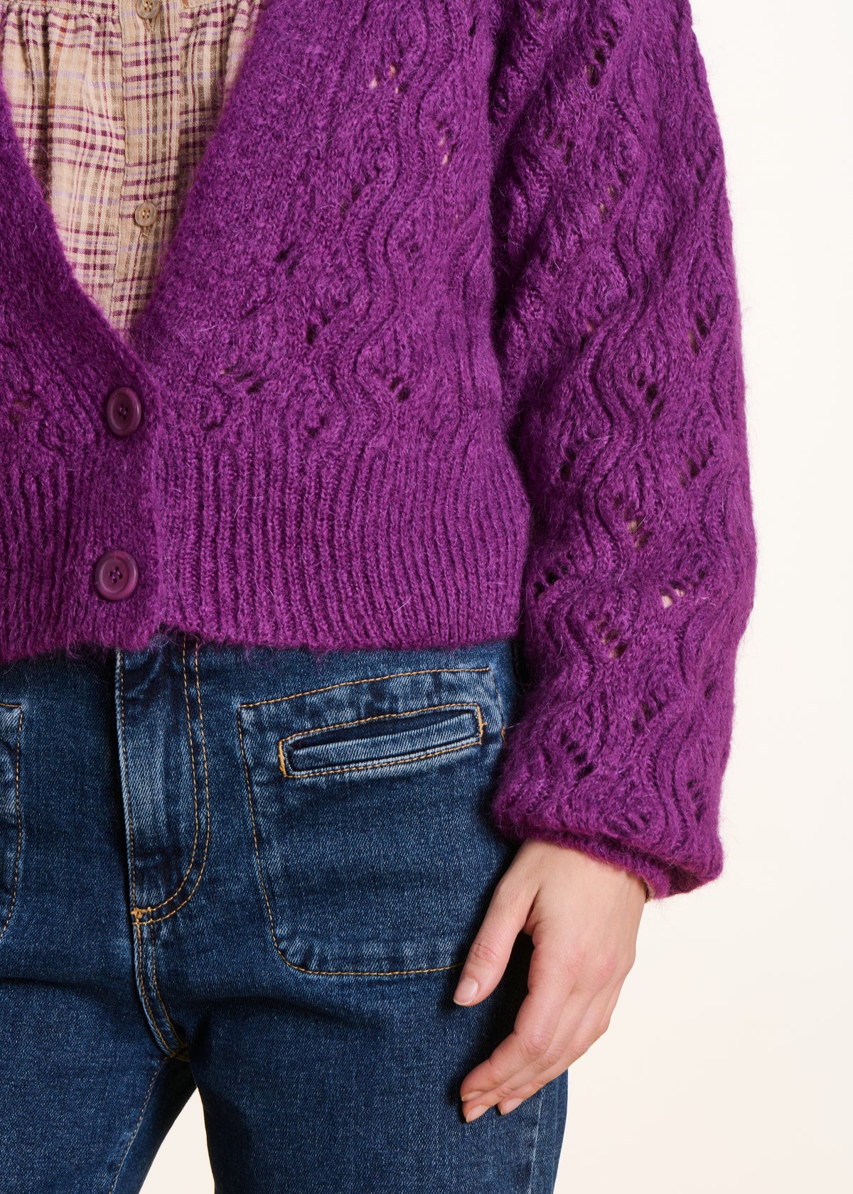 Kurze violette Weste aus durchbrochenem Strick
