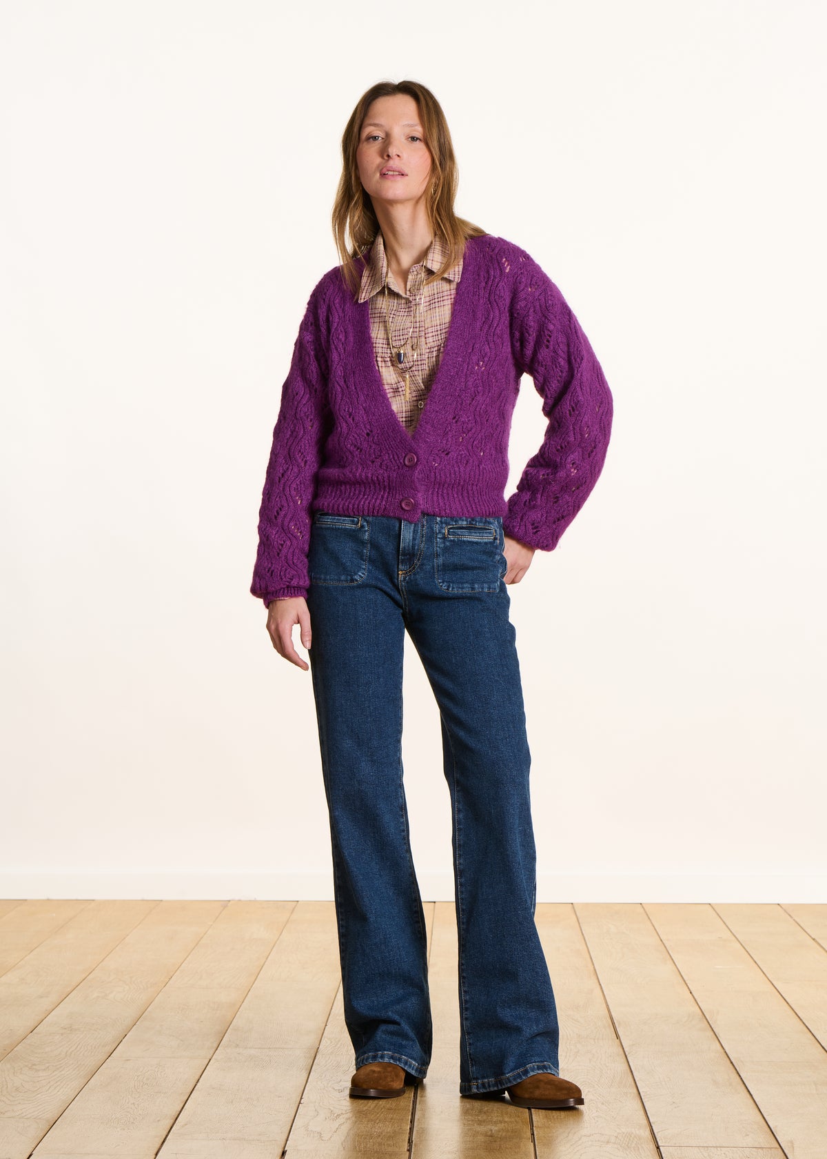 Kurze violette Weste aus durchbrochenem Strick