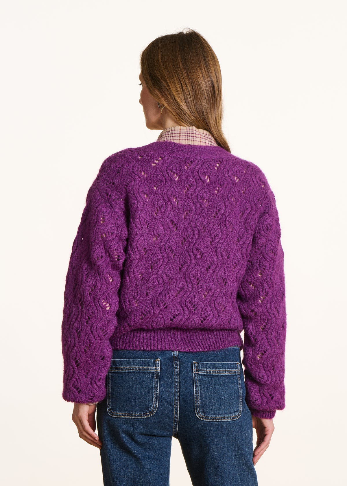 Kurze violette Weste aus durchbrochenem Strick