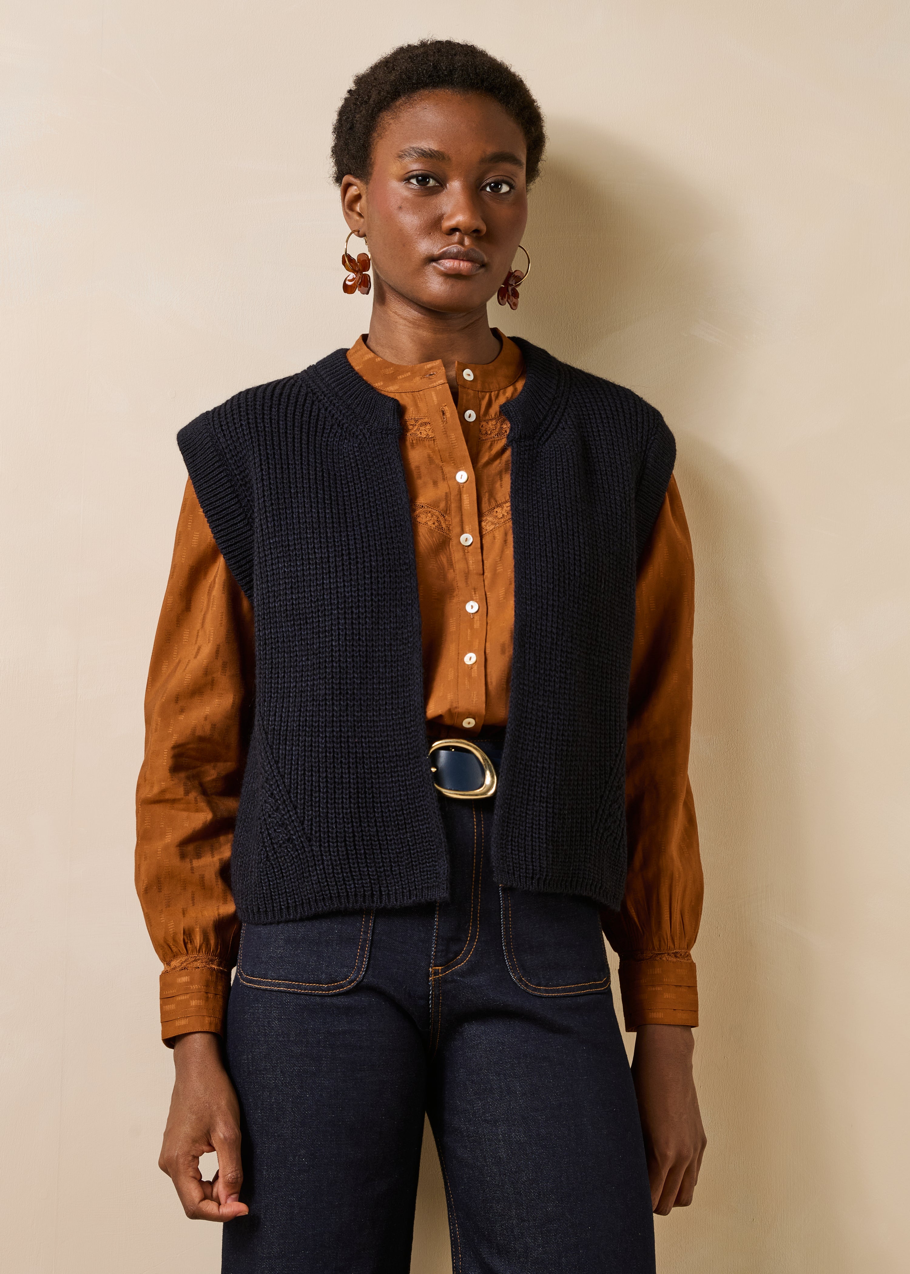 Cardigan corto senza maniche a costine con perline blu navy