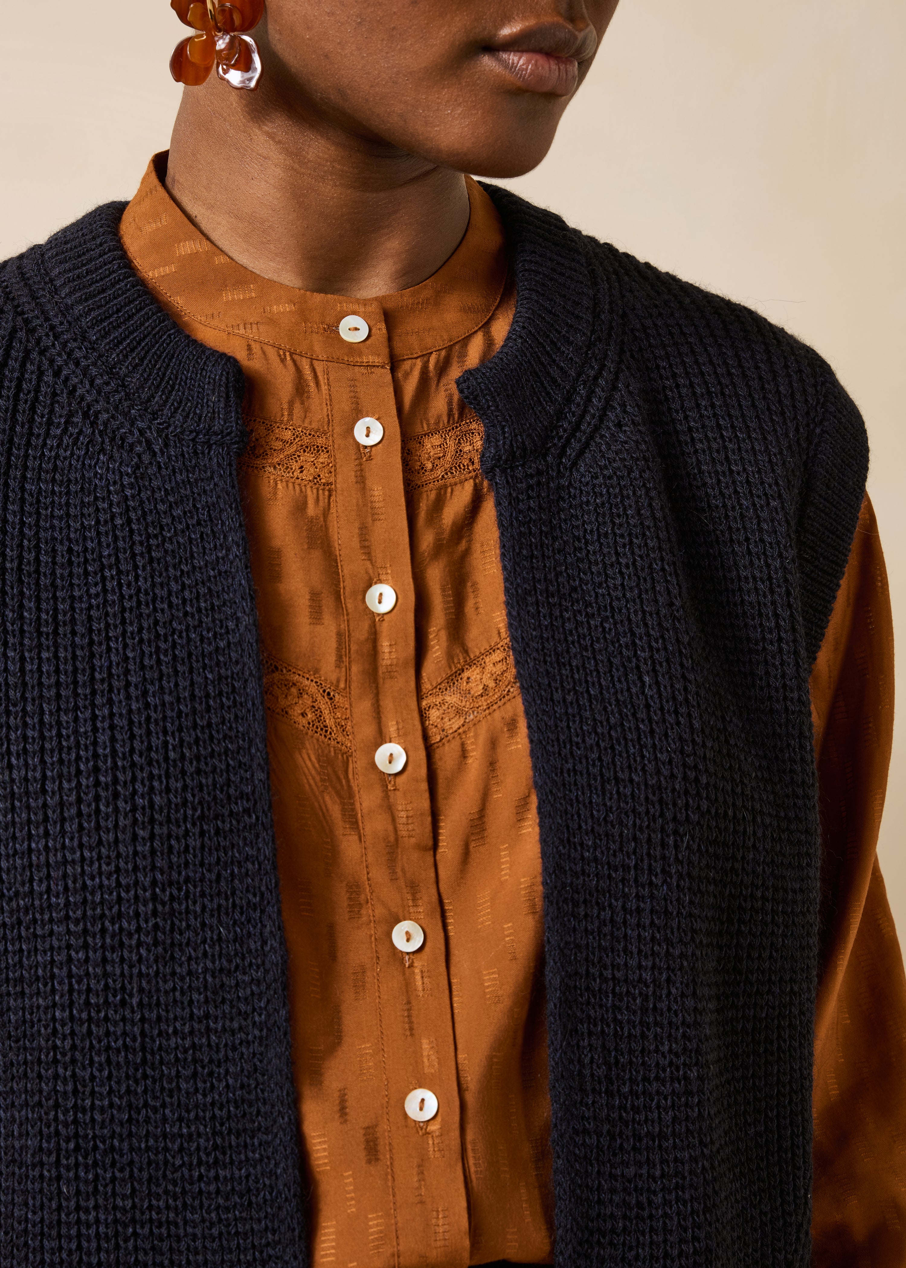 Cardigan corto senza maniche a costine con perline blu navy