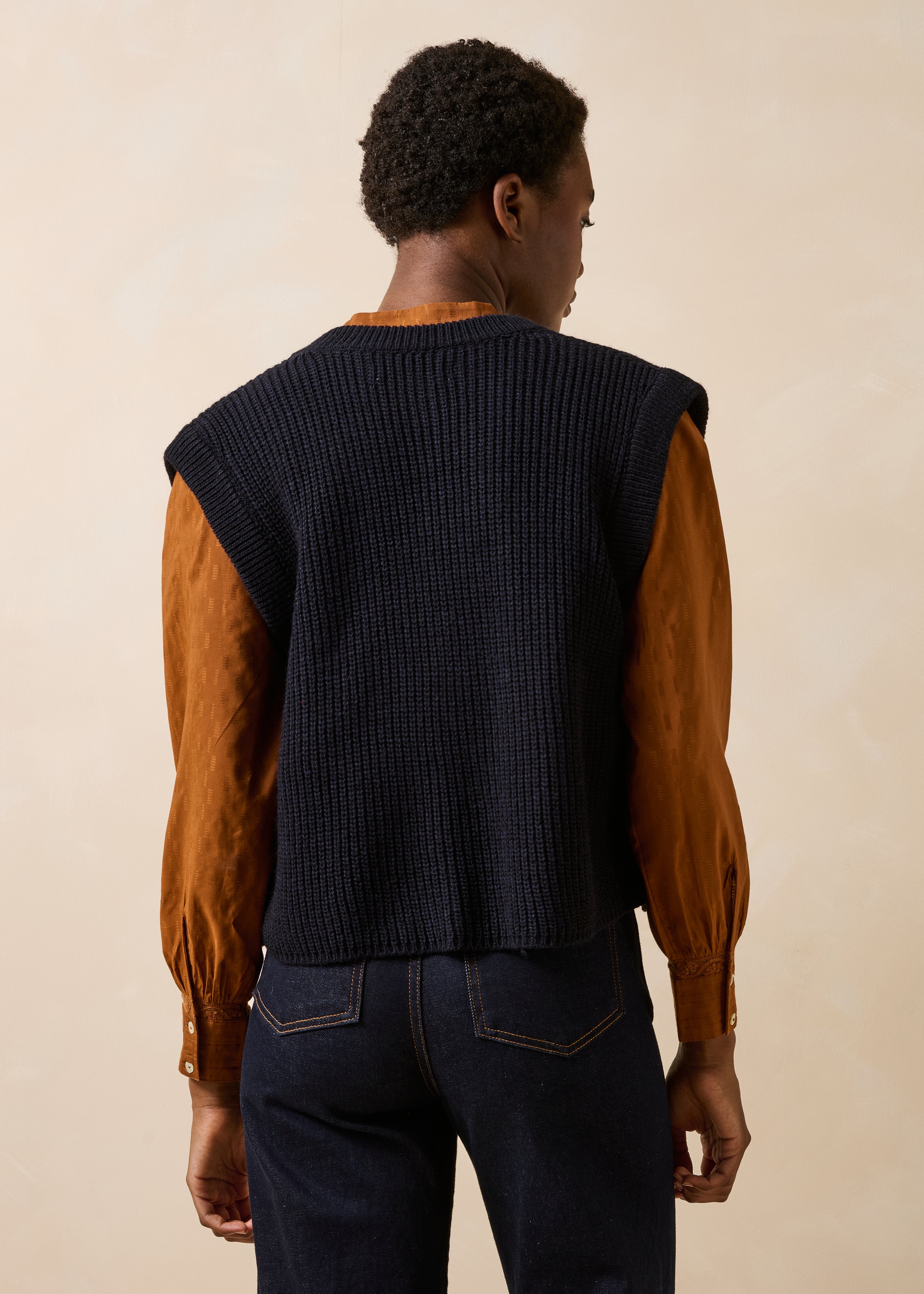 Cardigan corto senza maniche a costine con perline blu navy