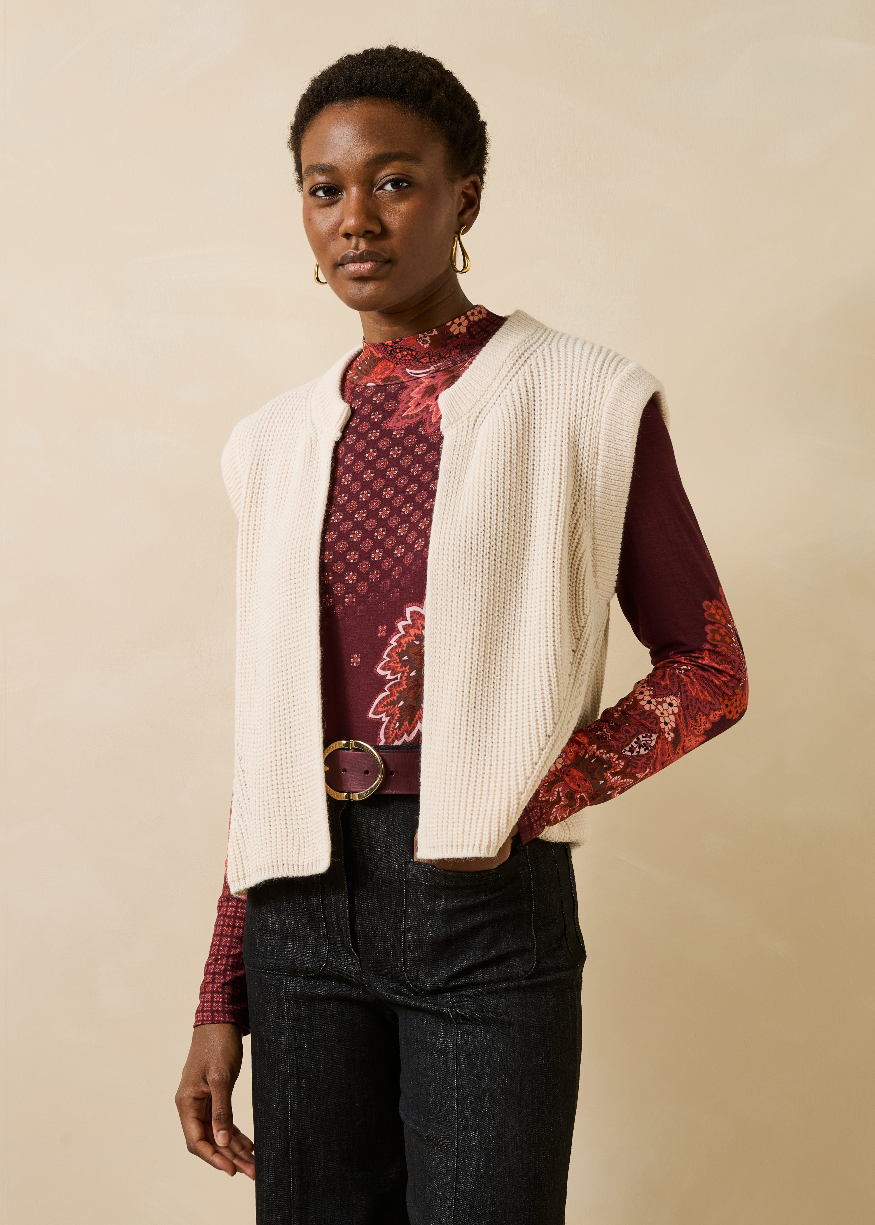 Cardigan corto senza maniche a coste con perle ecru