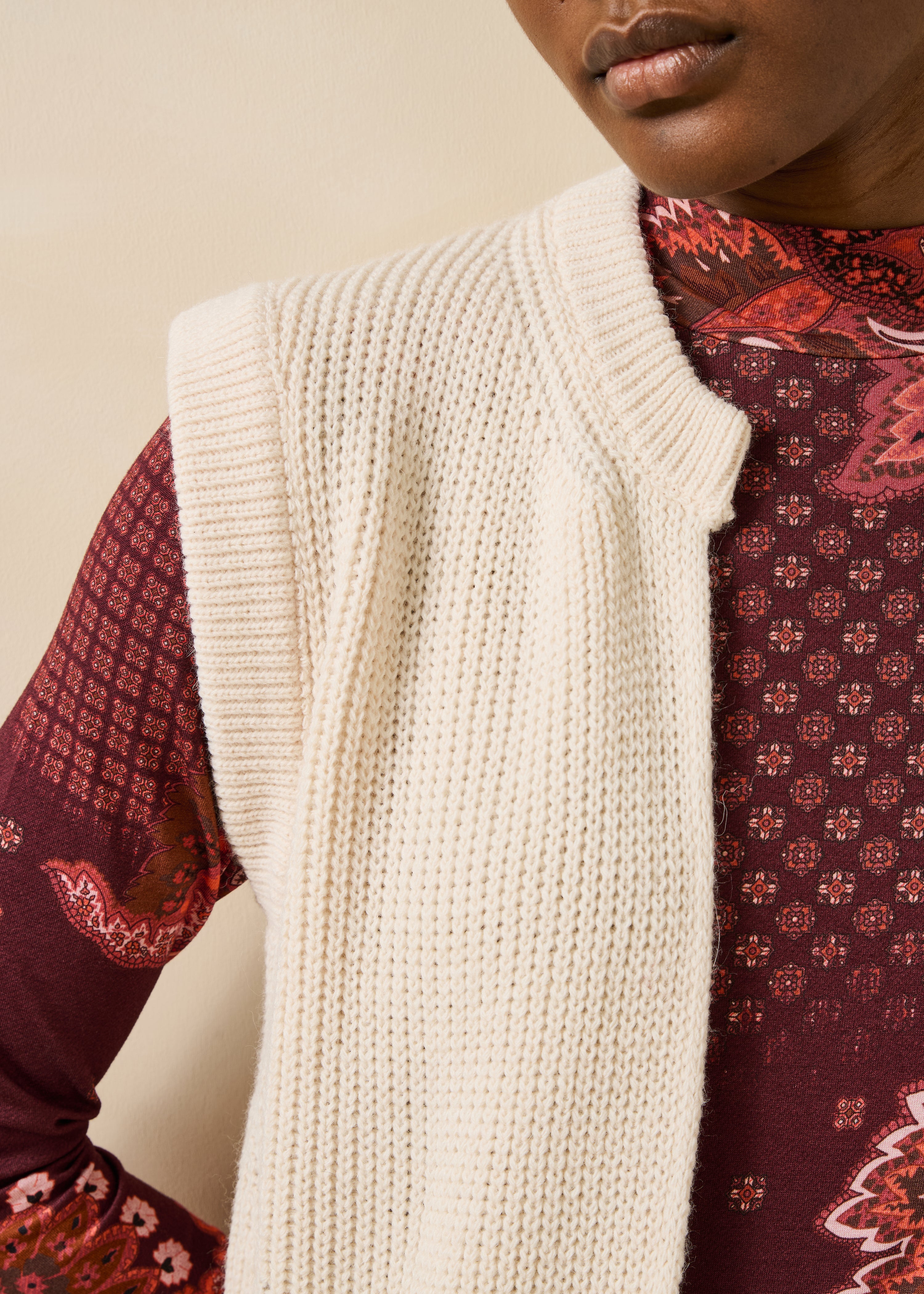 Cardigan corto senza maniche a coste con perle ecru