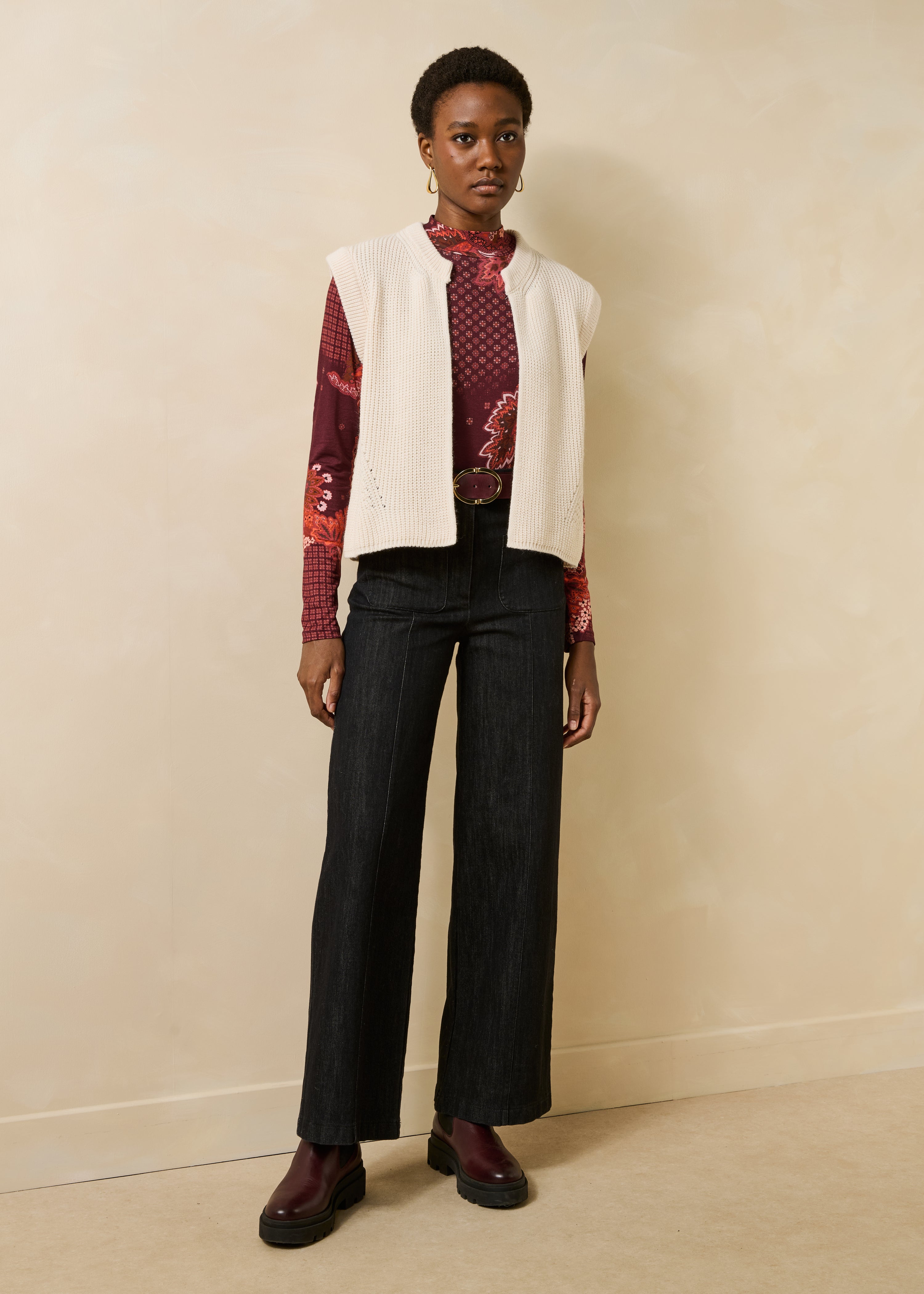 Cardigan corto senza maniche a coste con perle ecru