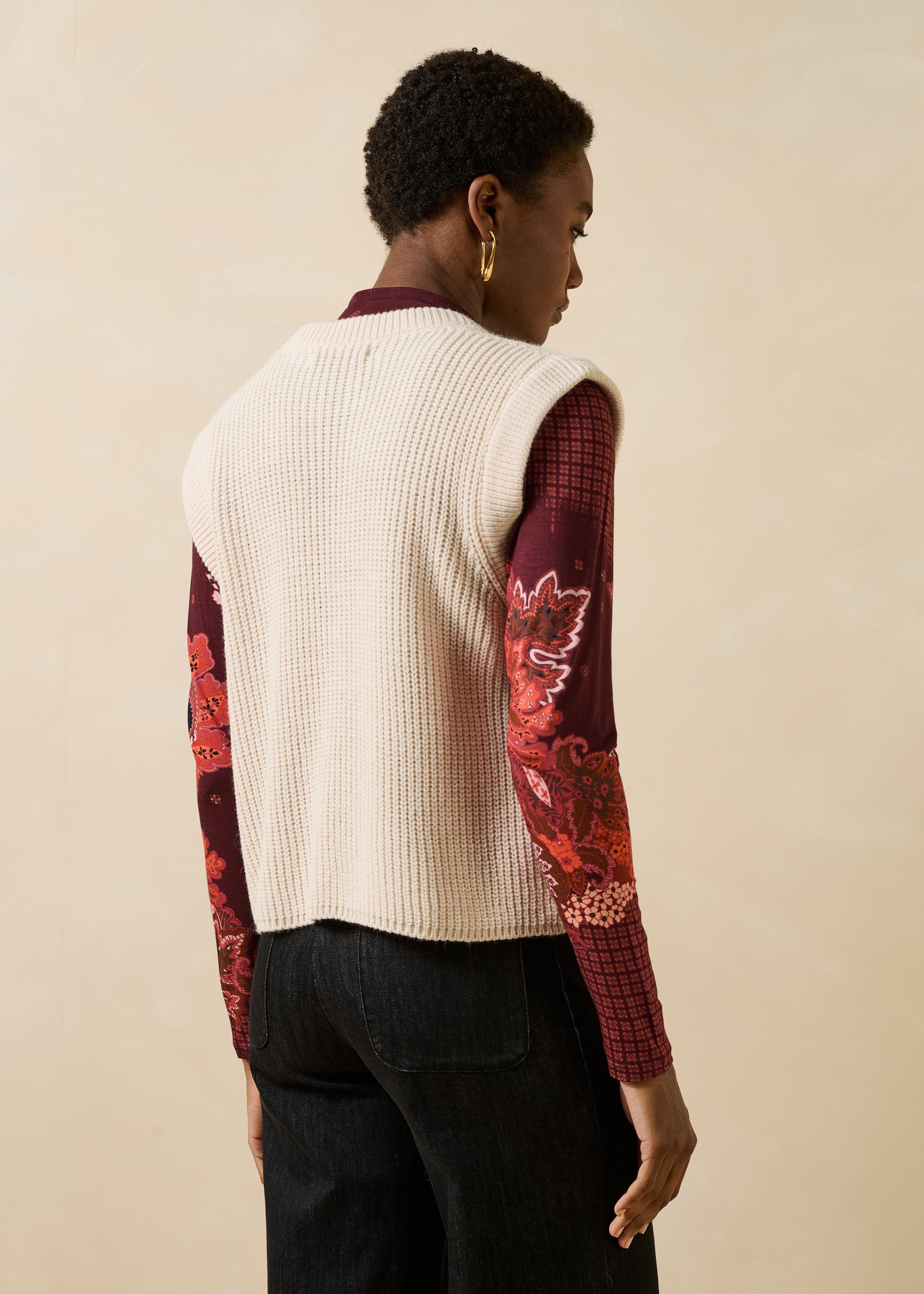 Cardigan corto senza maniche a coste con perle ecru