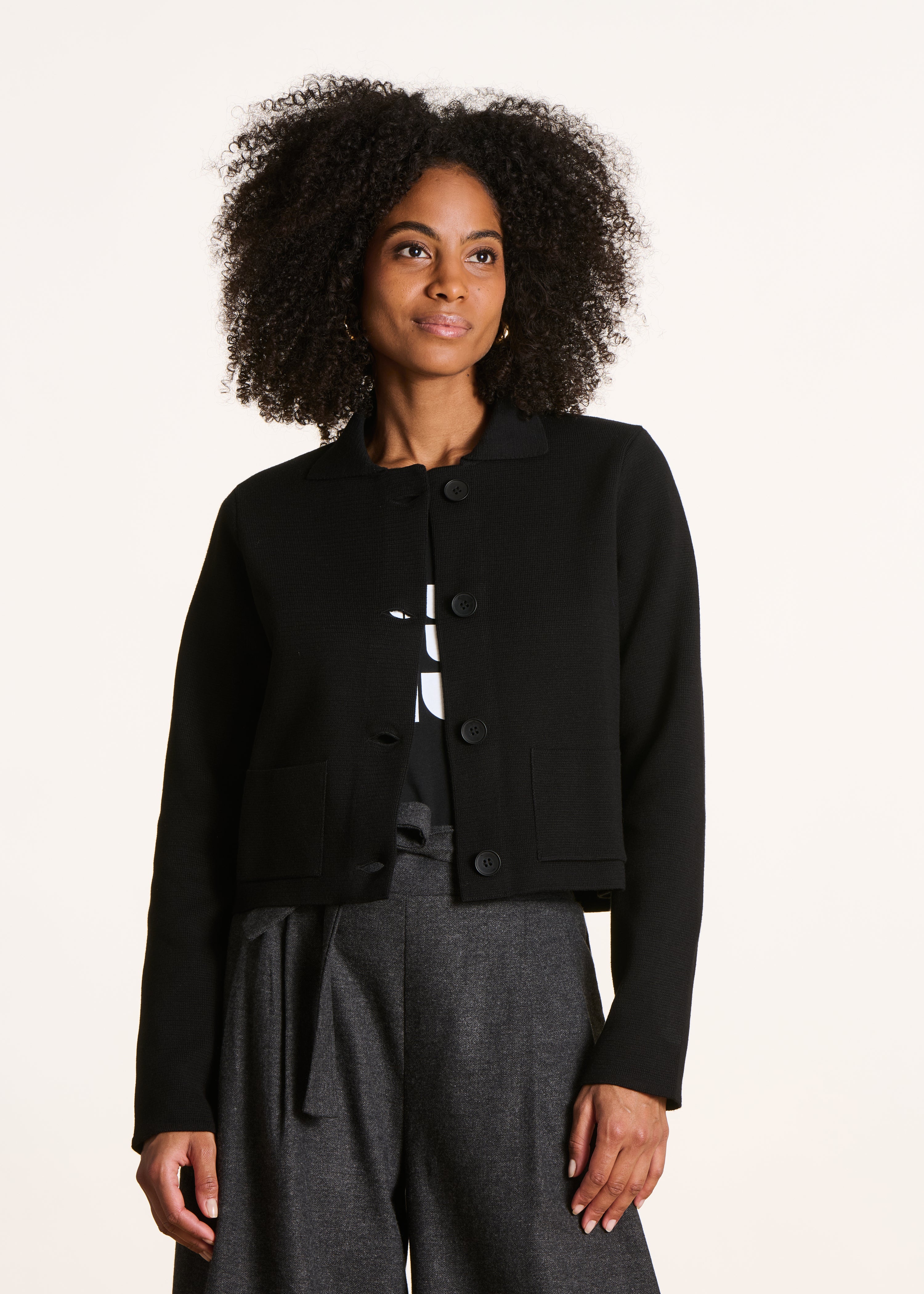 Gilet corto nero in maglia con colletto camicia La Fée Maraboutée