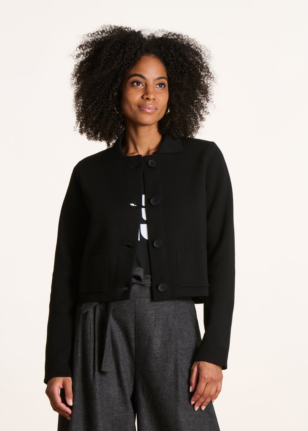 Gilet corto nero in maglia con colletto camicia
