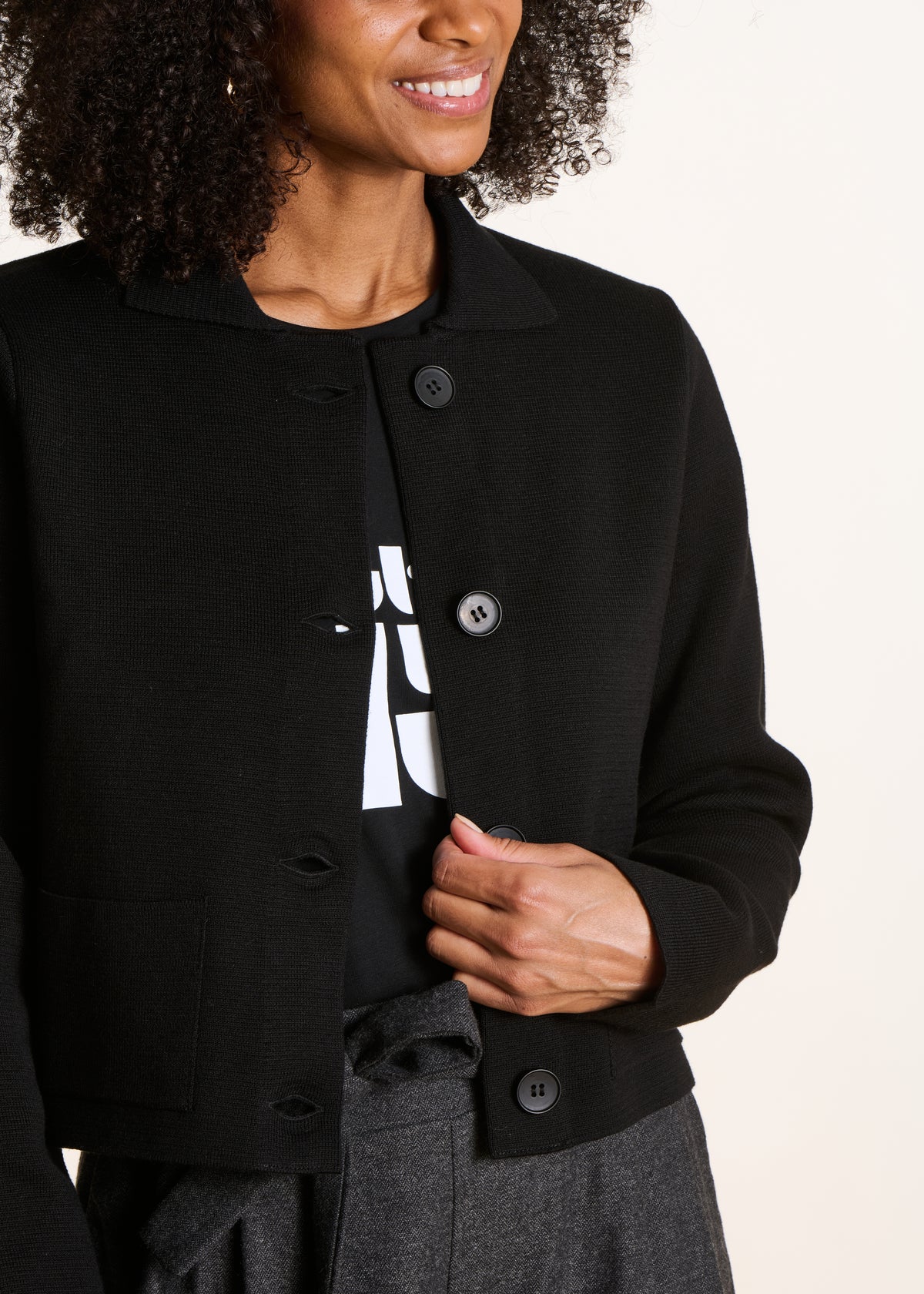 Gilet corto nero in maglia con colletto camicia