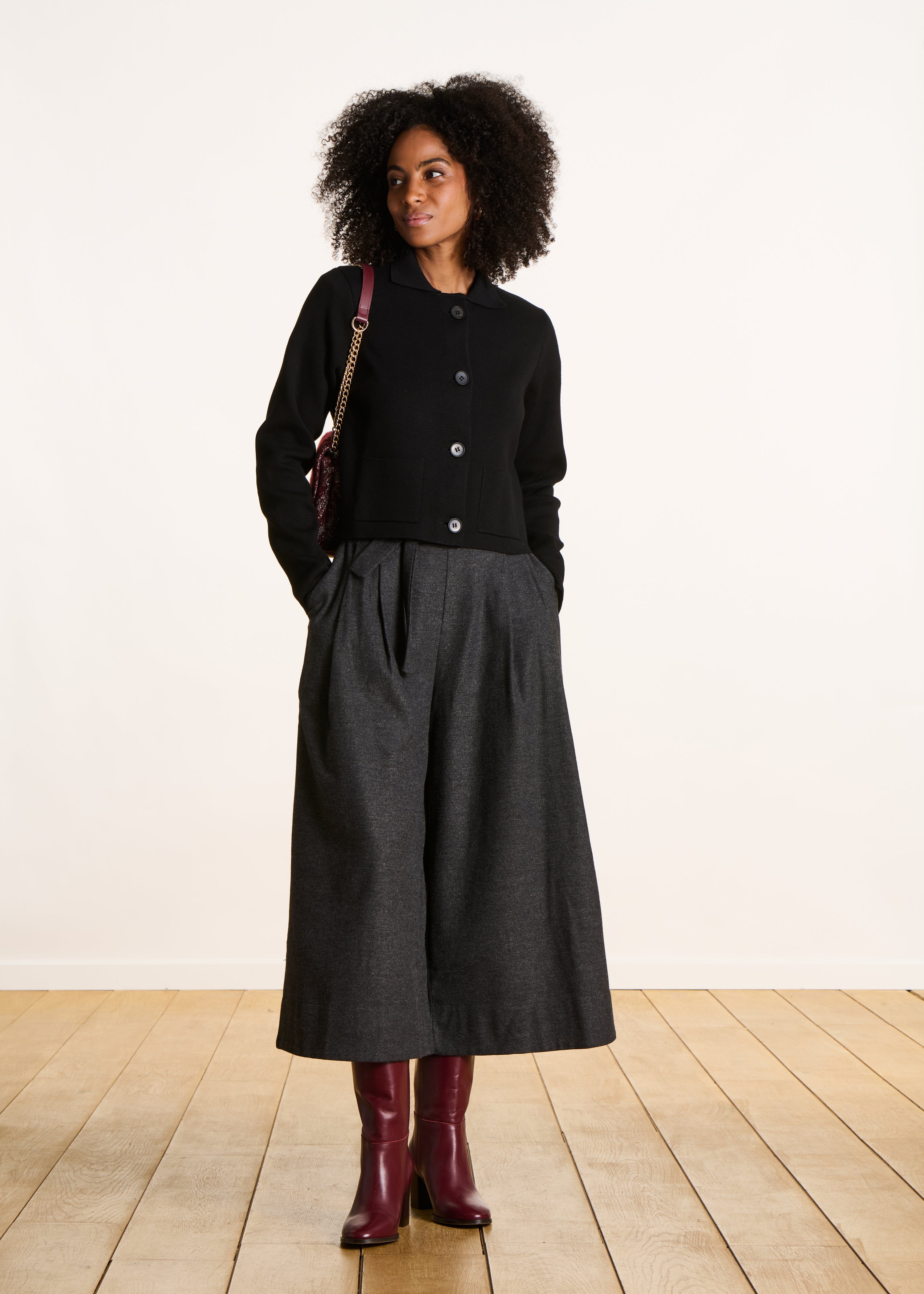 Gilet corto nero in maglia con colletto camicia