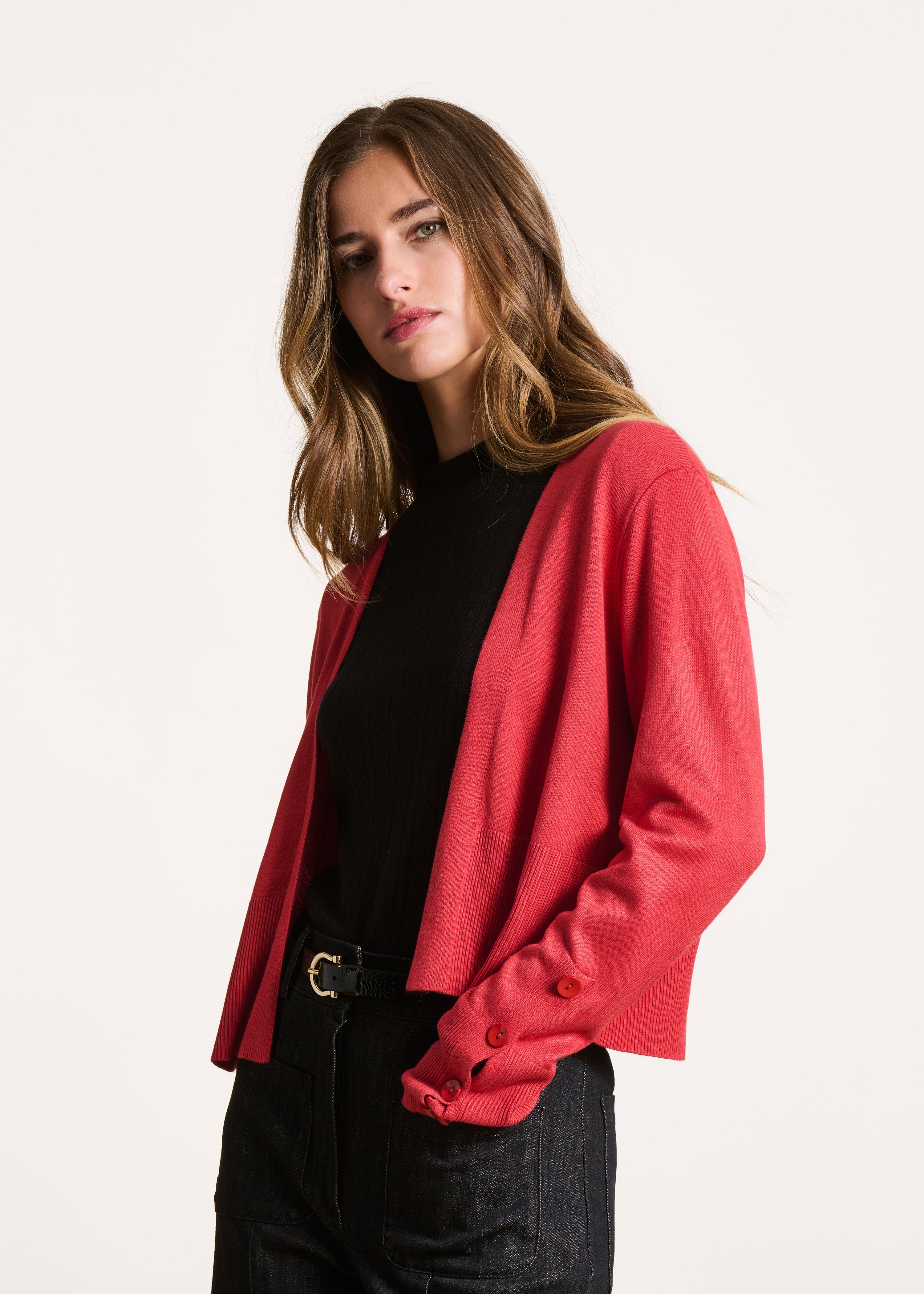 Short open cardigan in fine red knit La Fée Maraboutée