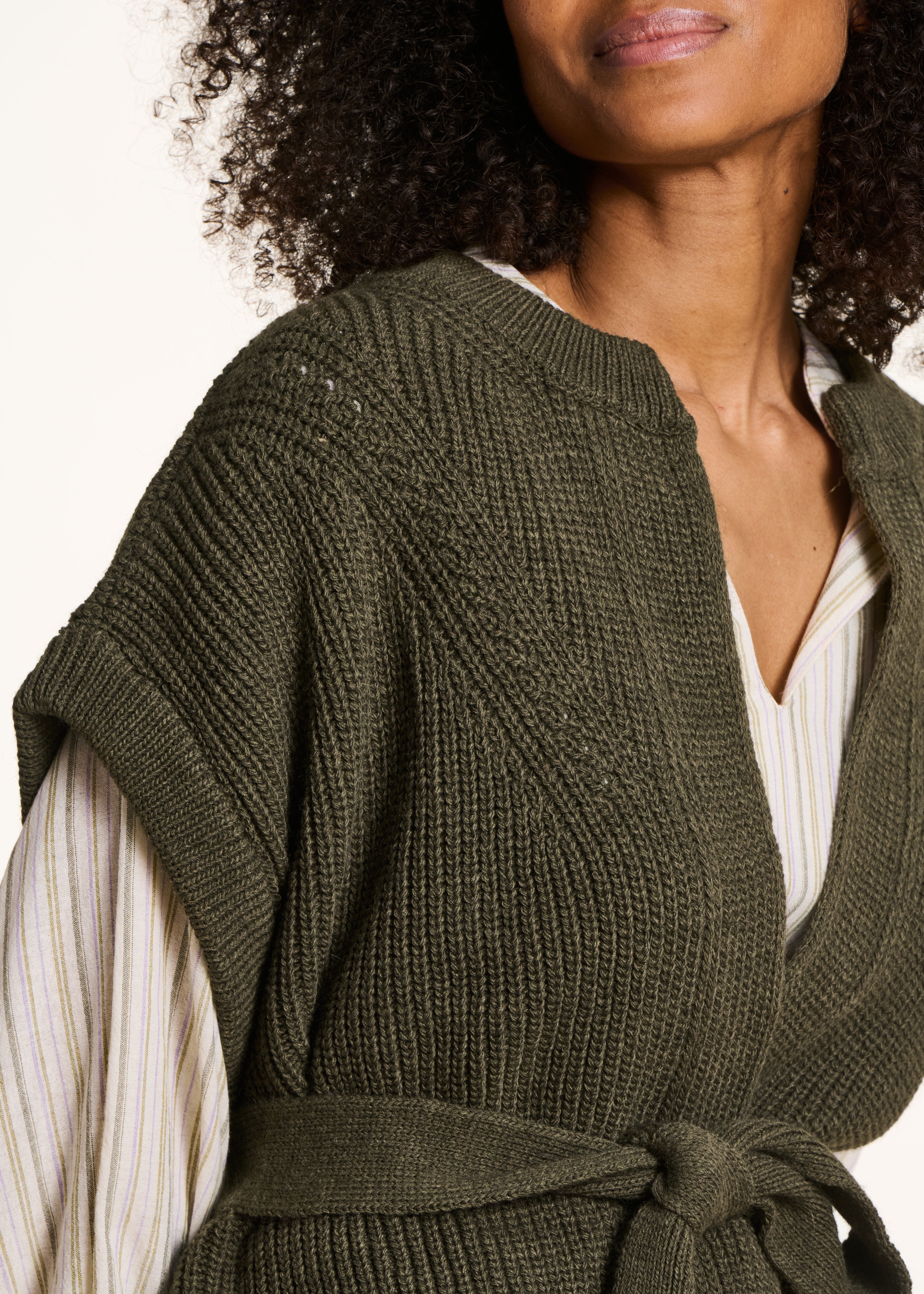 Gilet ceinturé en maille côtes perlées kaki