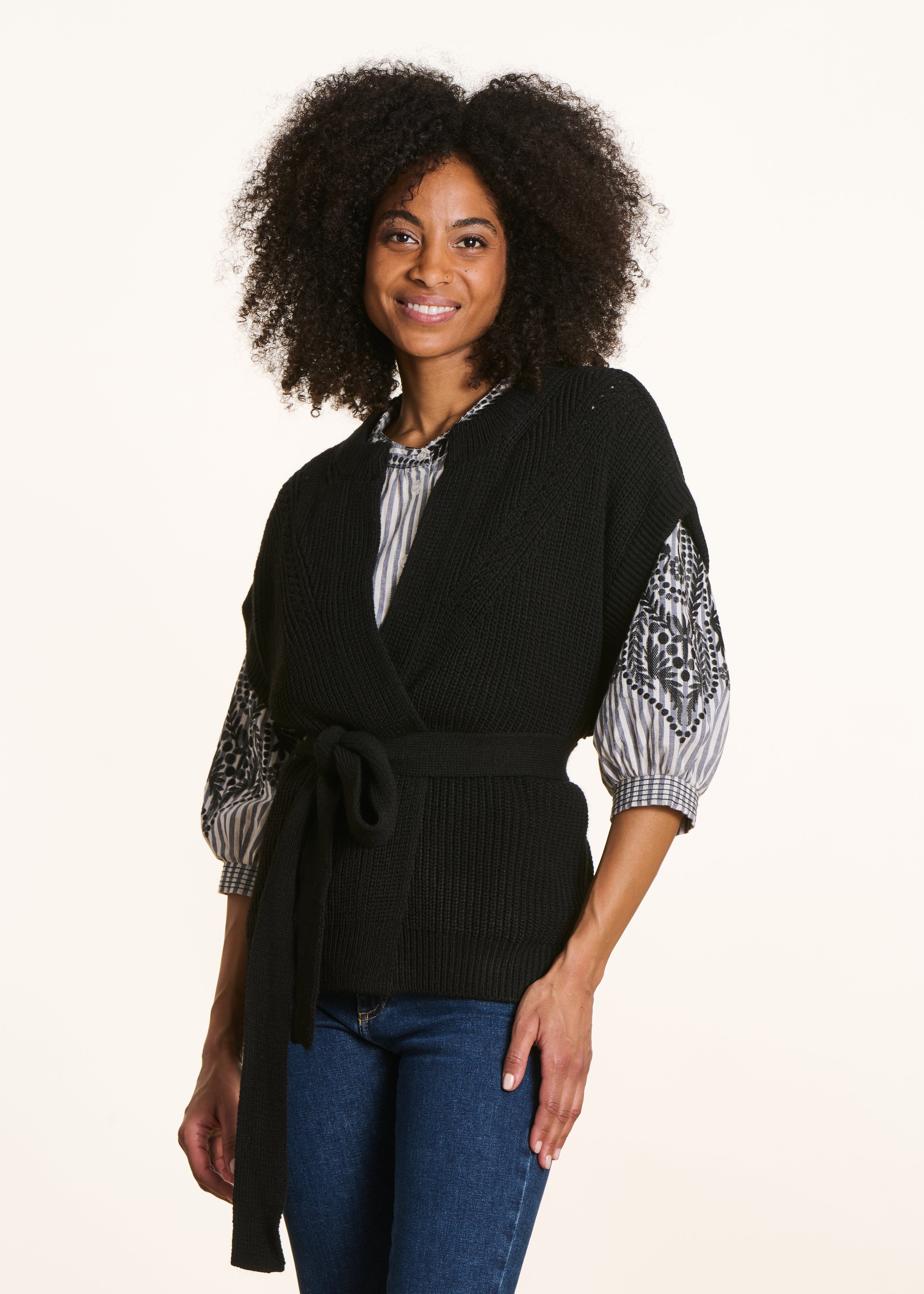 Gilet ceinturé en maille côtes perlées noir
