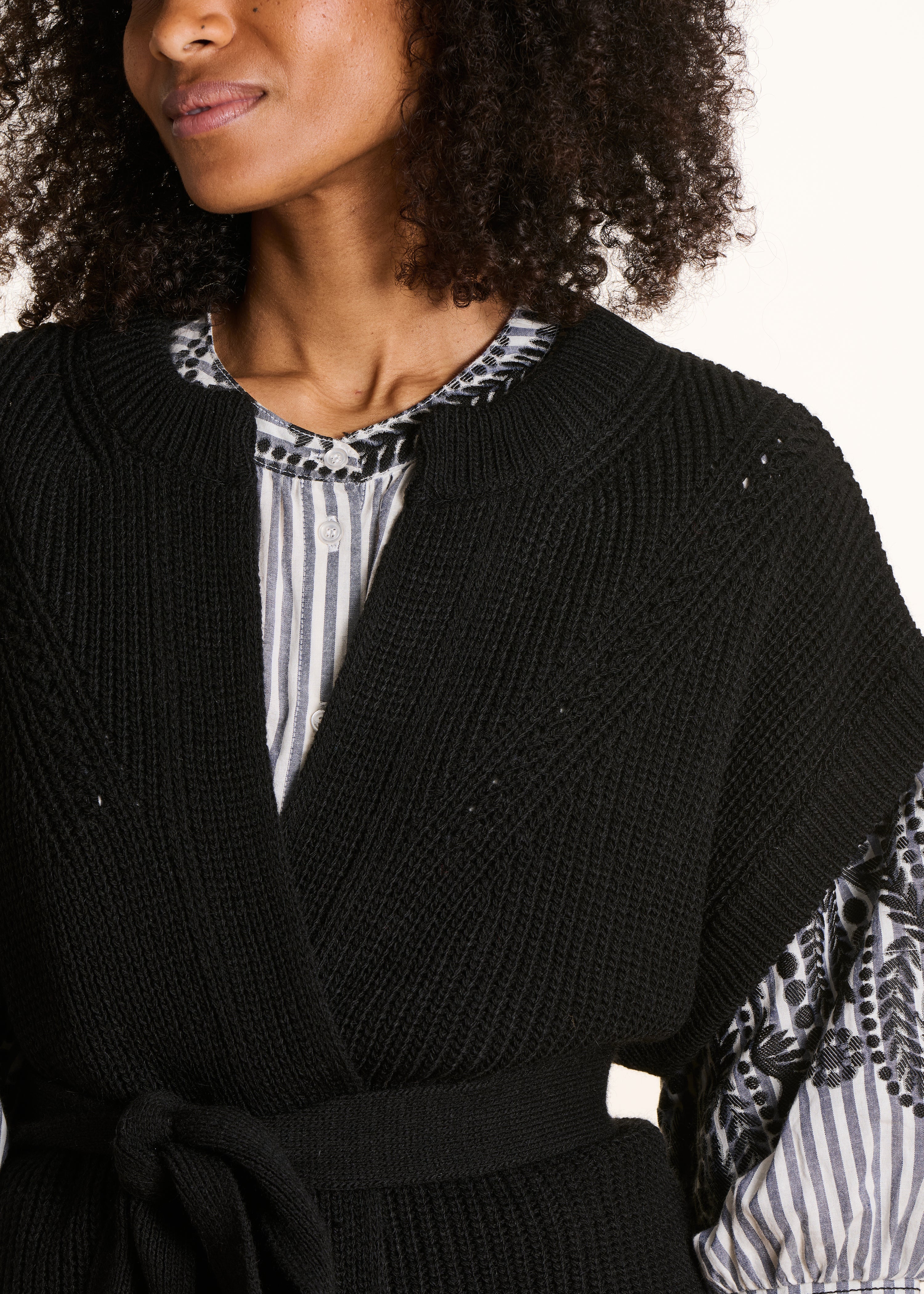 Gilet ceinturé en maille côtes perlées noir