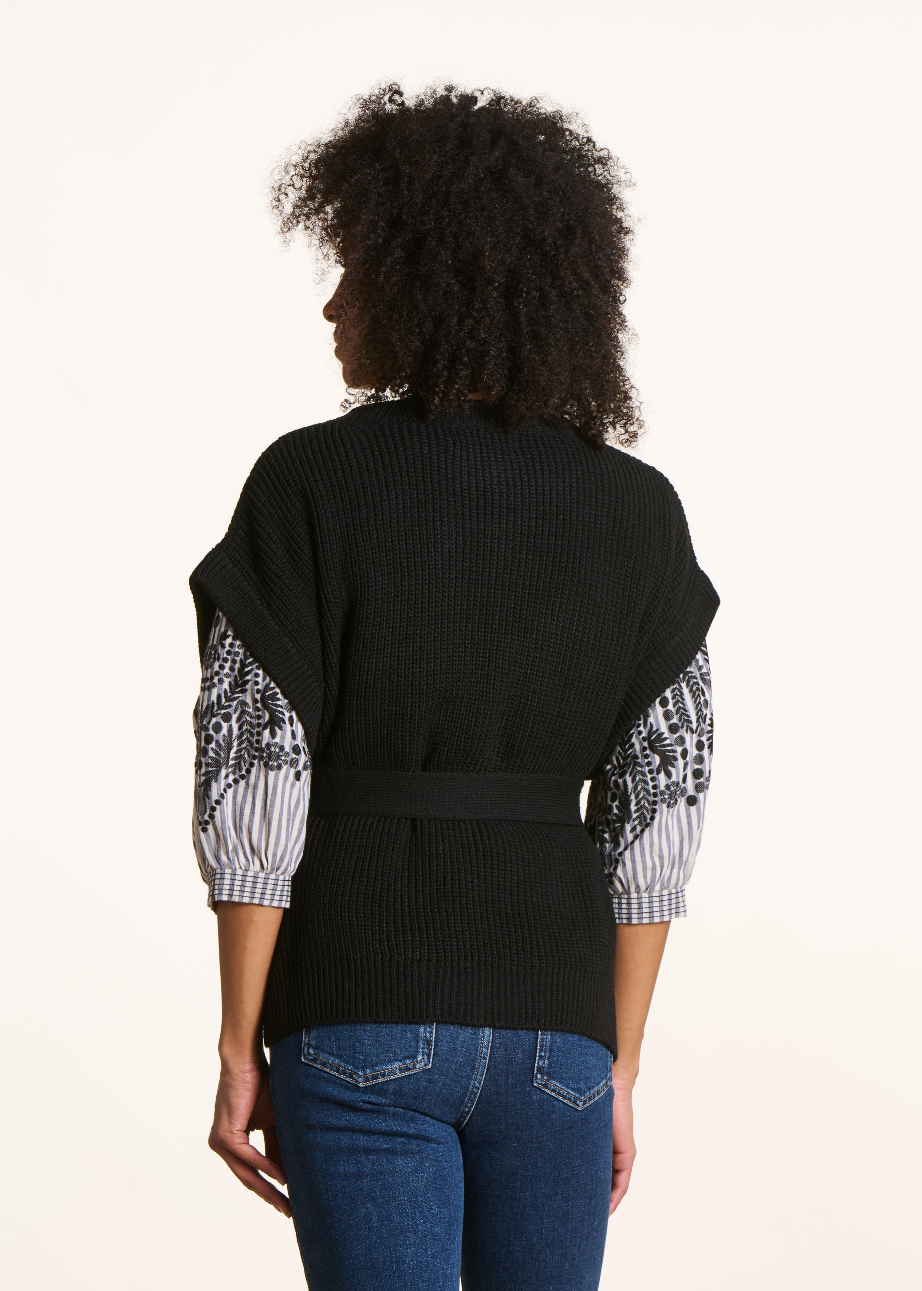 Gilet ceinturé en maille côtes perlées noir