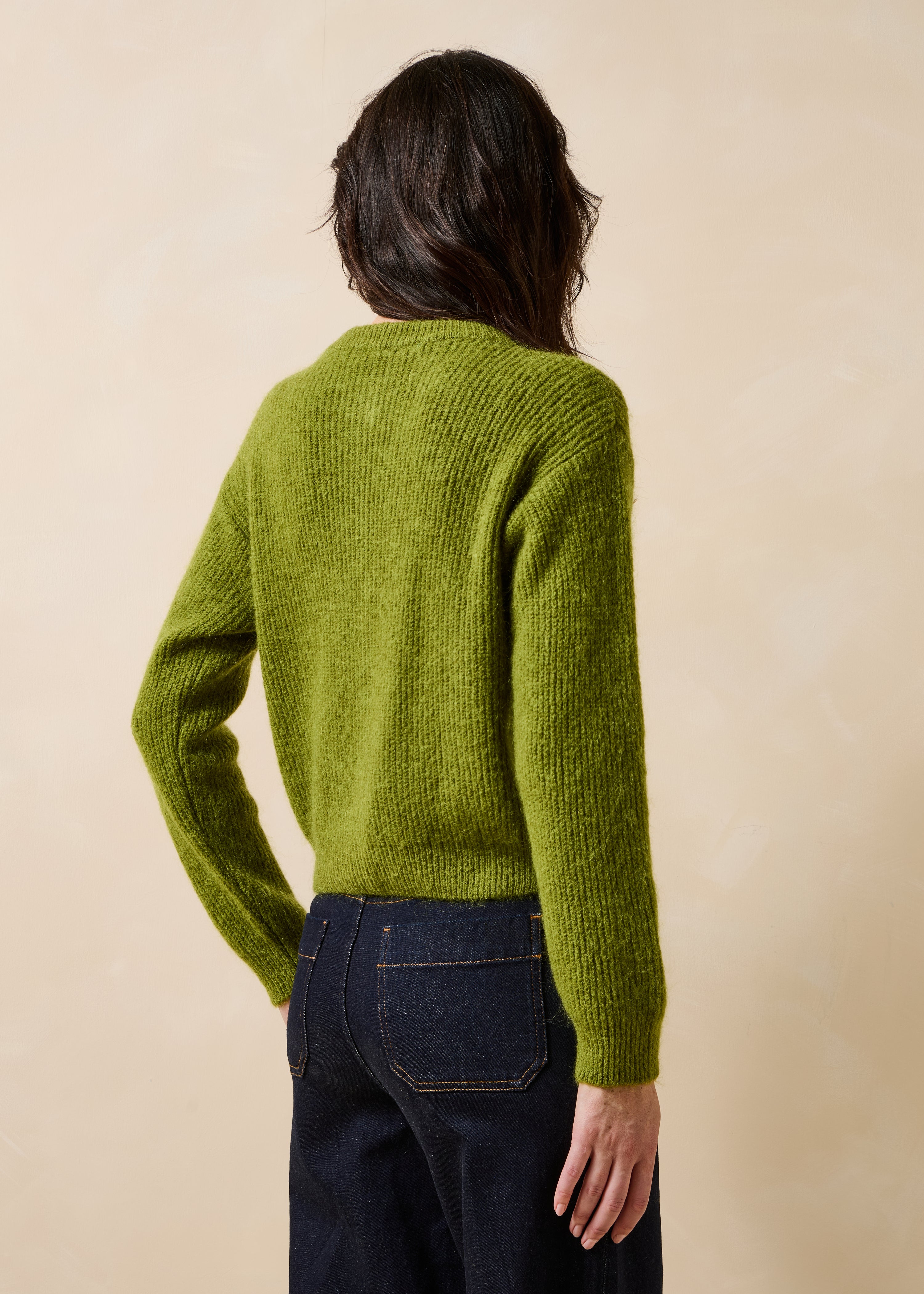 Chaleco verde de manga larga con cuello redondo