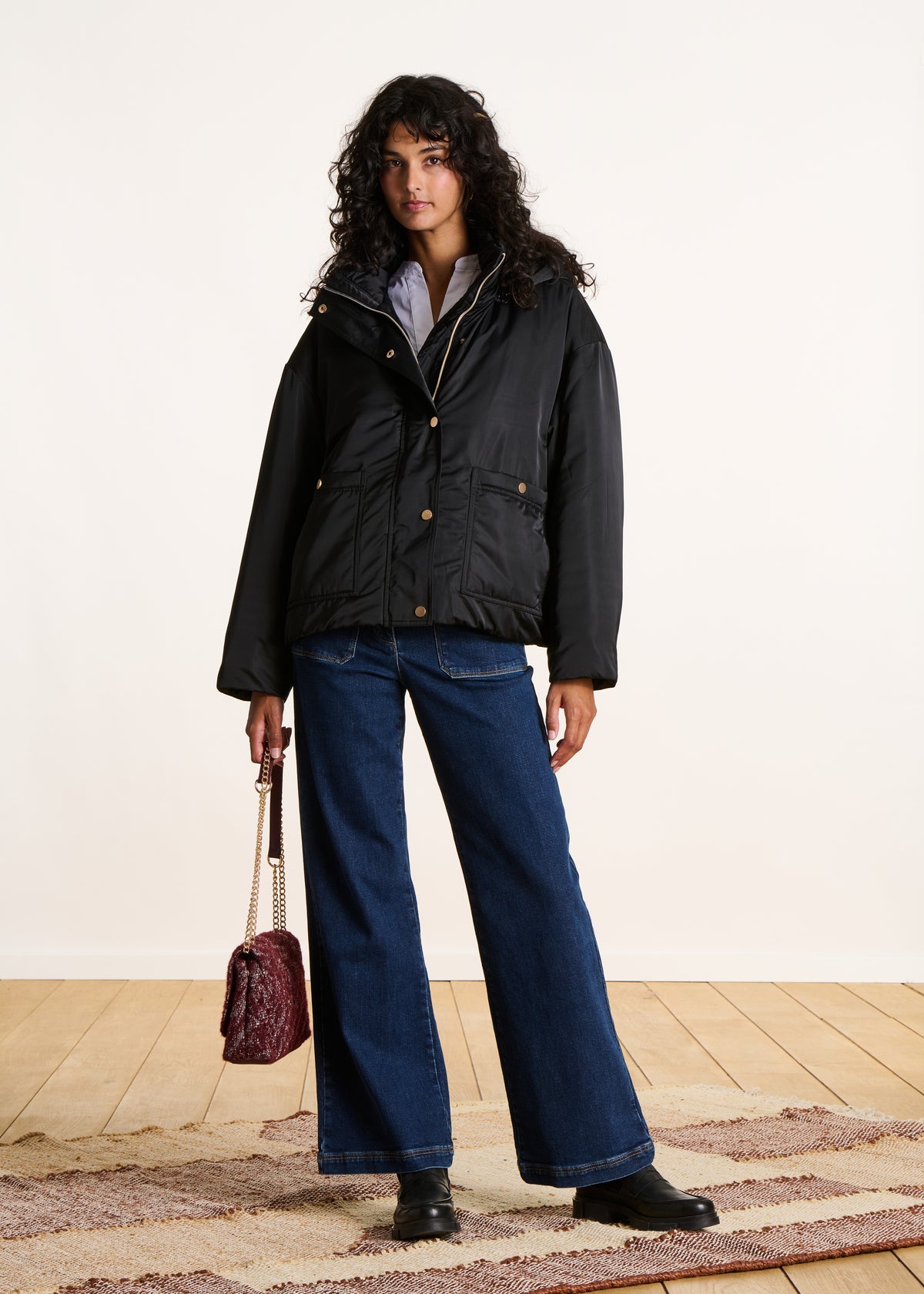 Kurze, gesteppte, schwarze Daunenjacke mit Kapuze