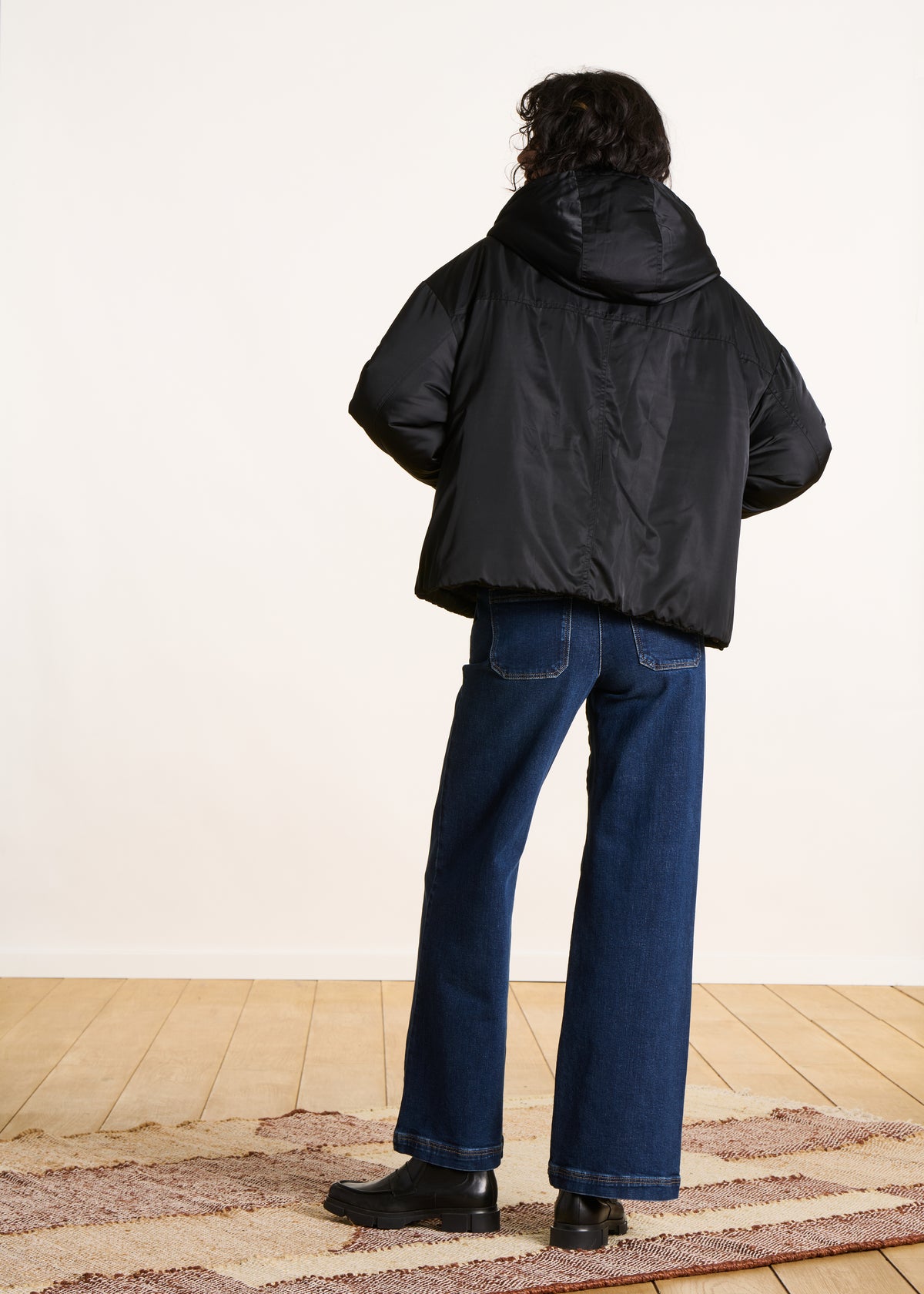 Kurze, gesteppte, schwarze Daunenjacke mit Kapuze