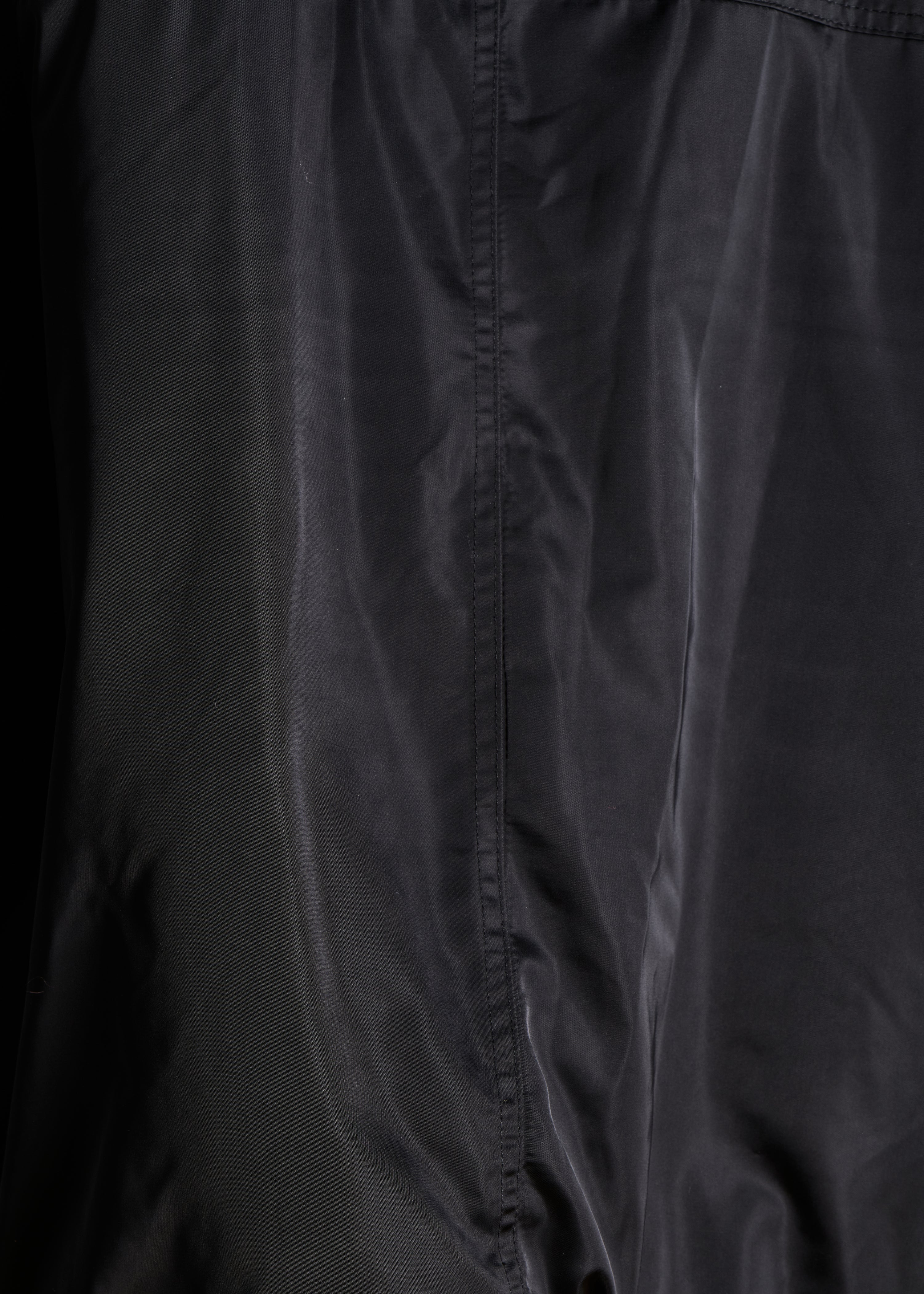 Kurze, gesteppte, schwarze Daunenjacke mit Kapuze
