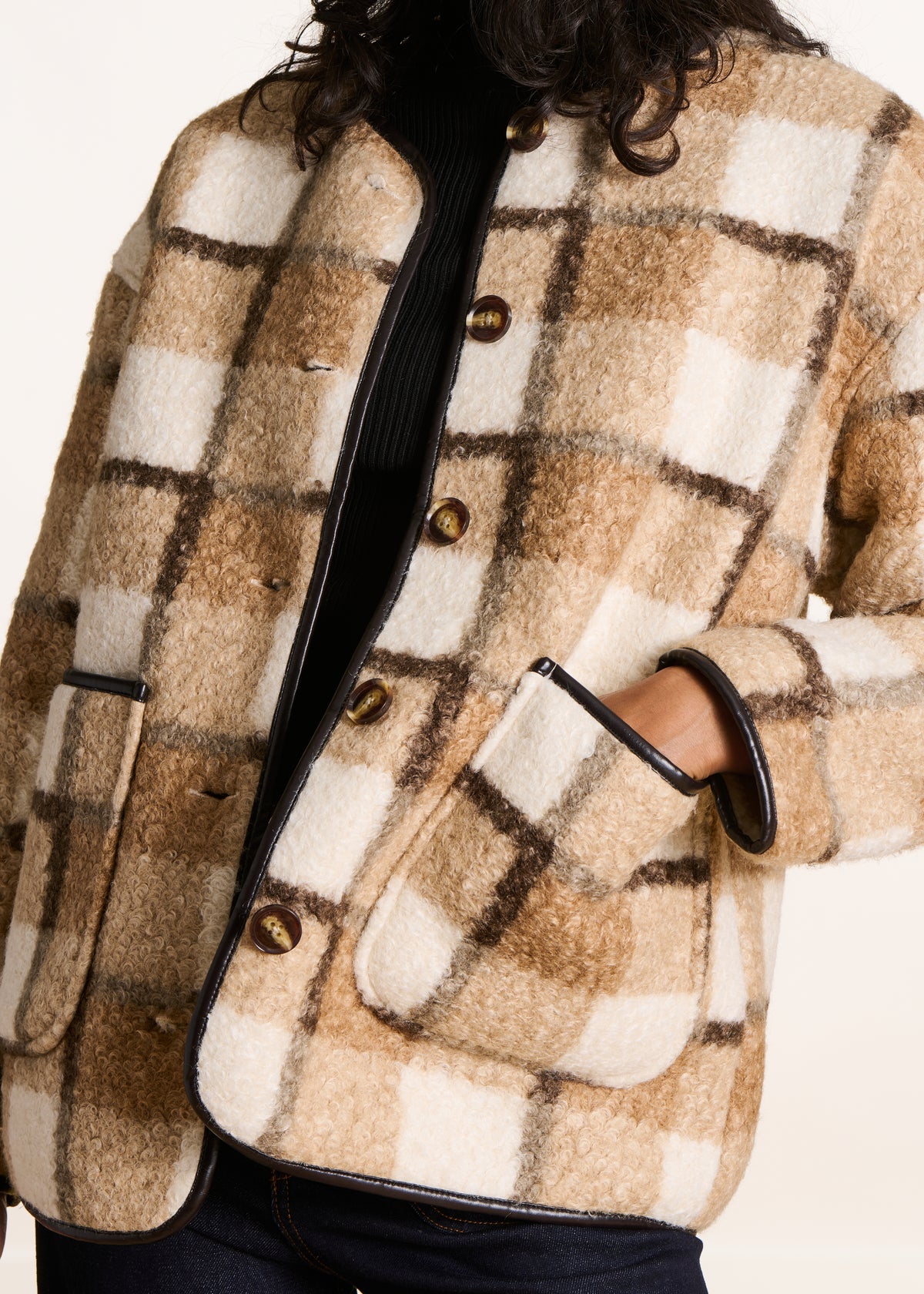 Kurze beige Bouclé-Jacke mit Karomuster