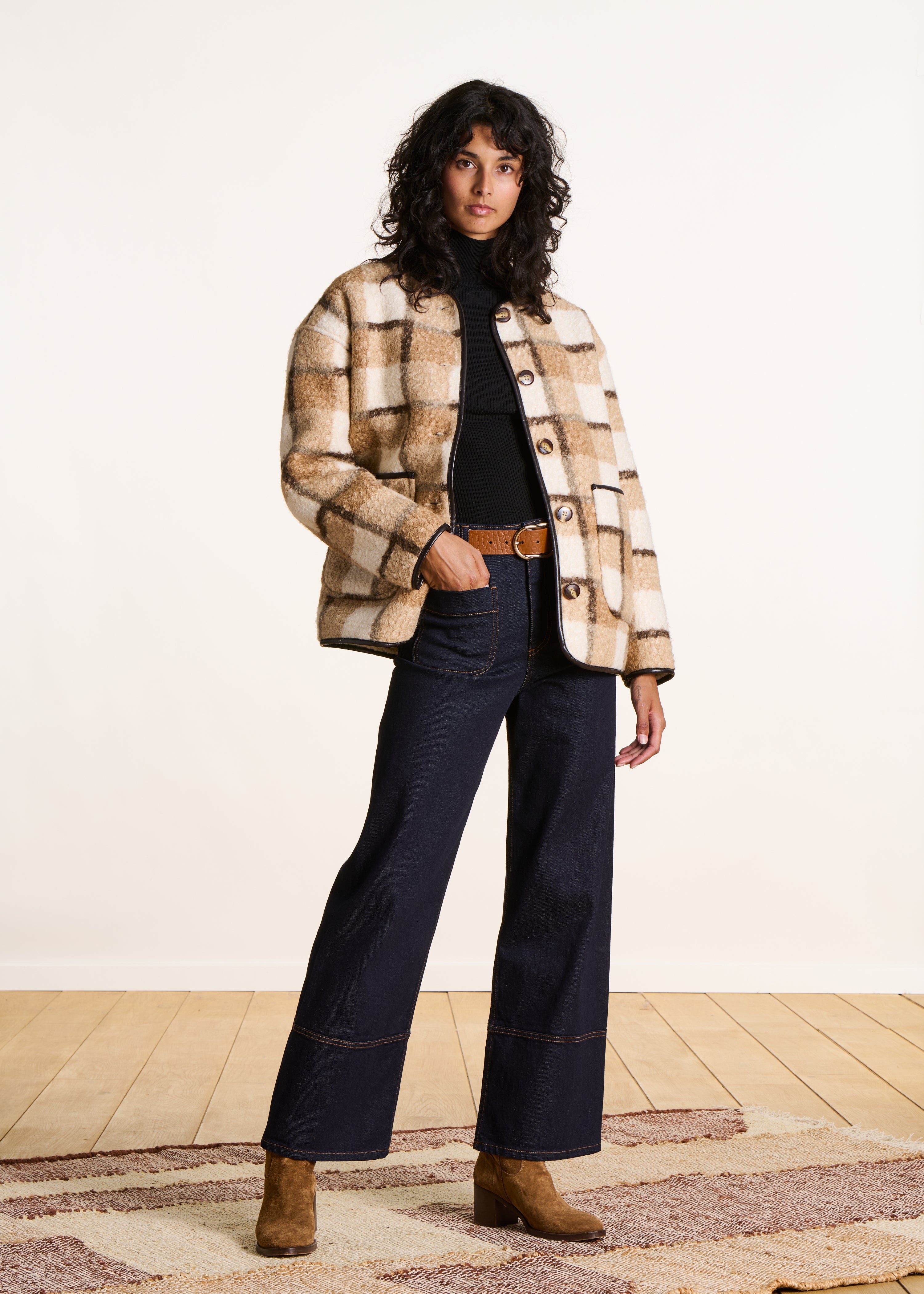 Kurze beige Bouclé-Jacke mit Karomuster