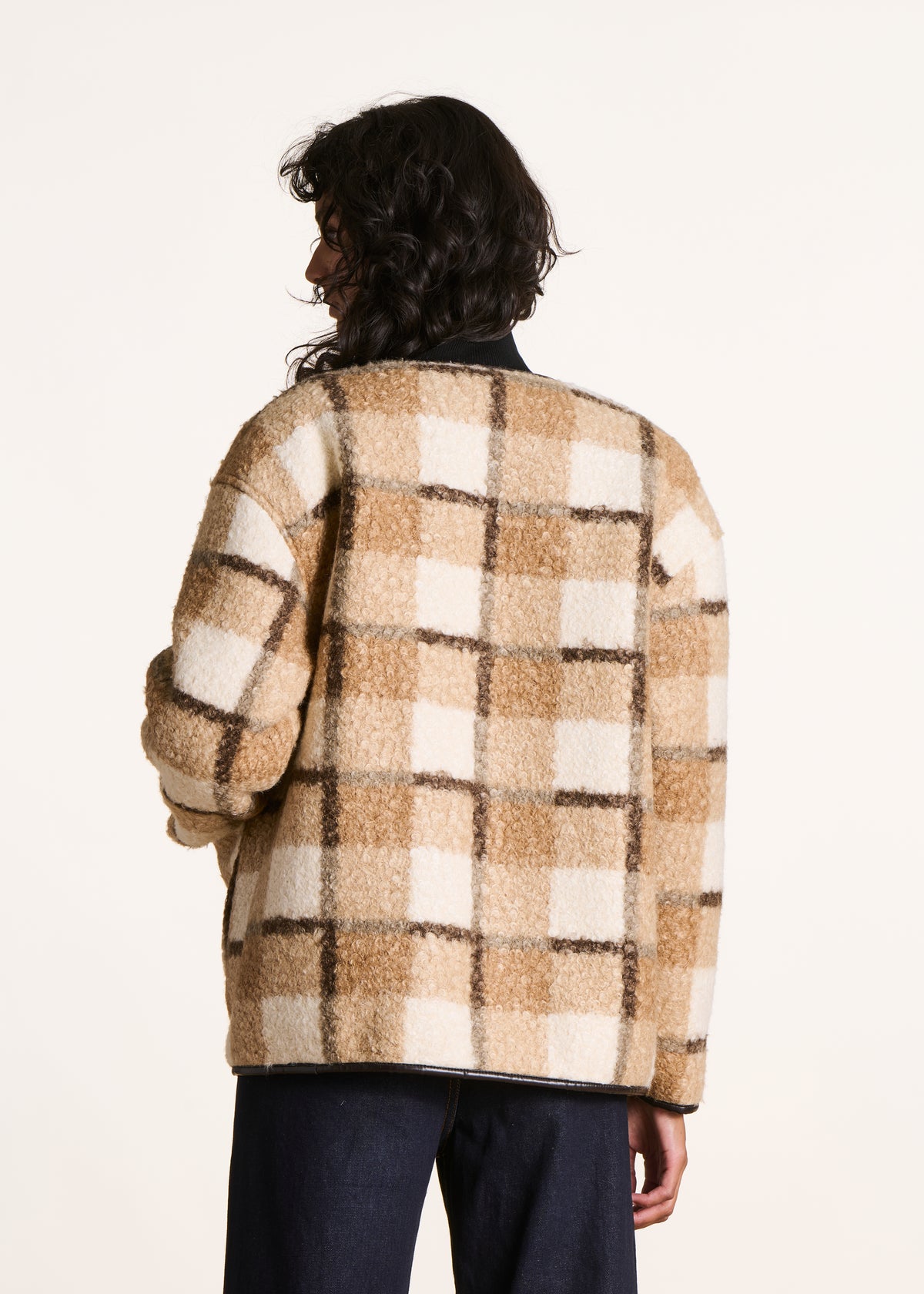 Kurze beige Bouclé-Jacke mit Karomuster
