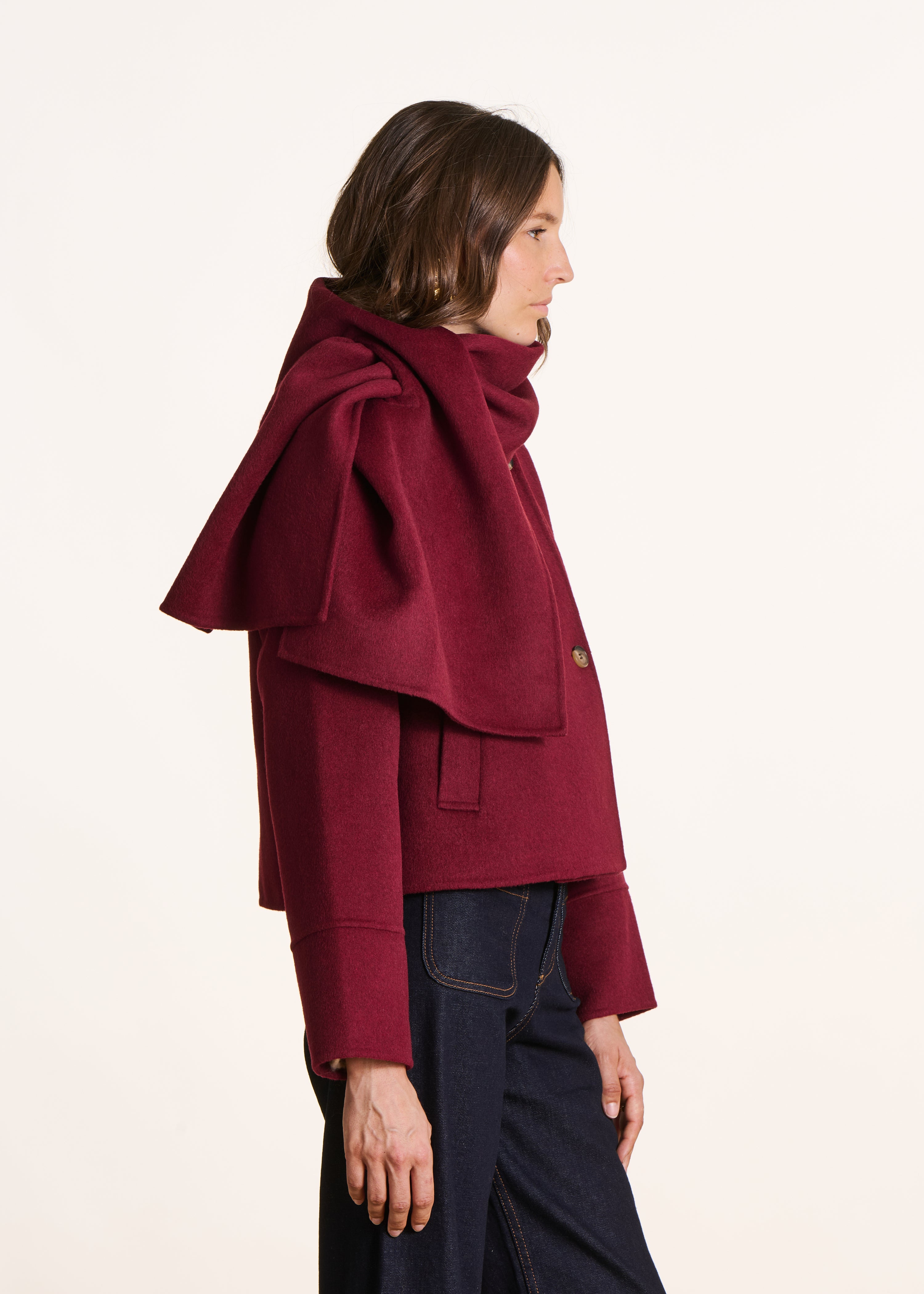 Kurzer bordeauxroter Wollmantel mit abnehmbarem Schal