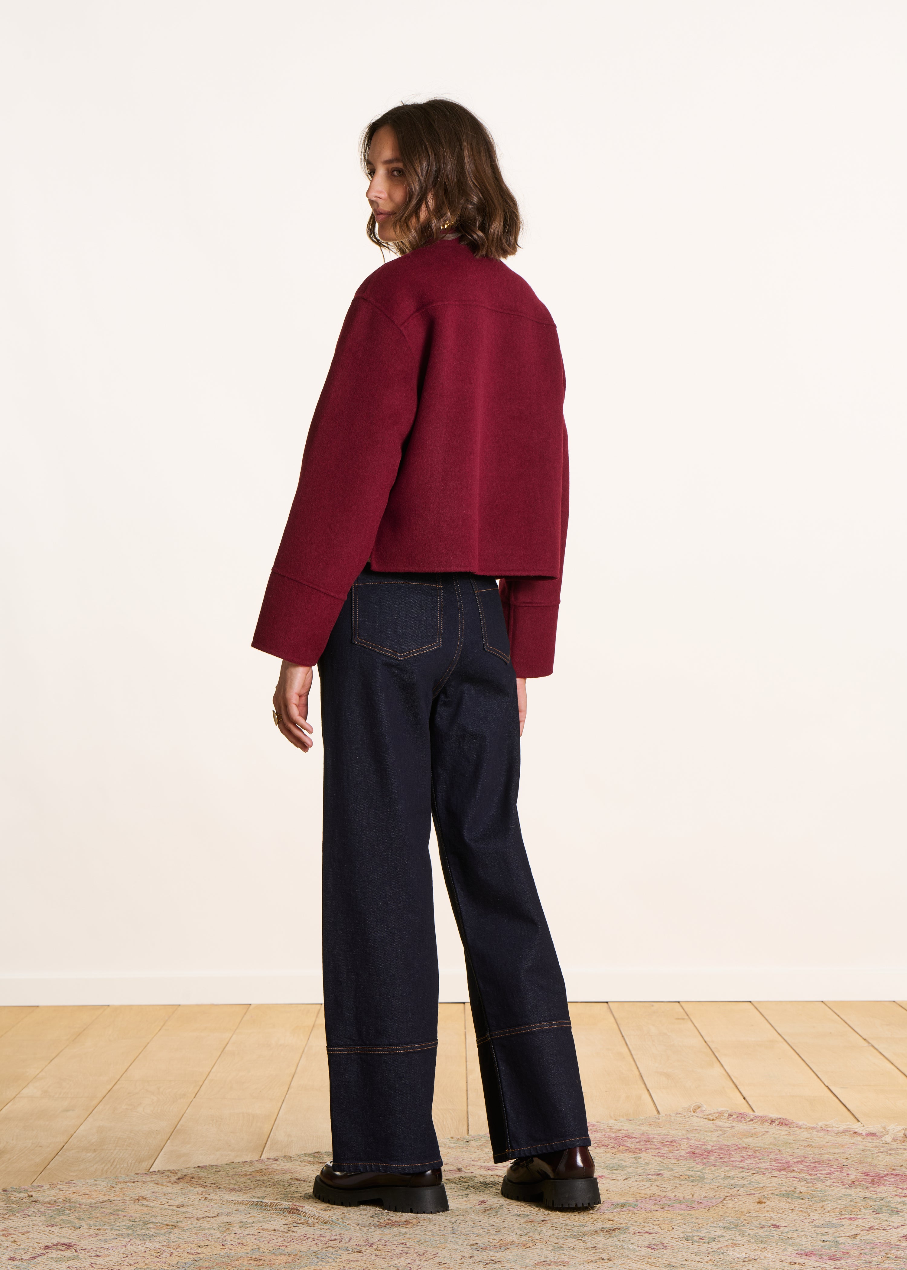 Kurzer bordeauxroter Wollmantel mit abnehmbarem Schal