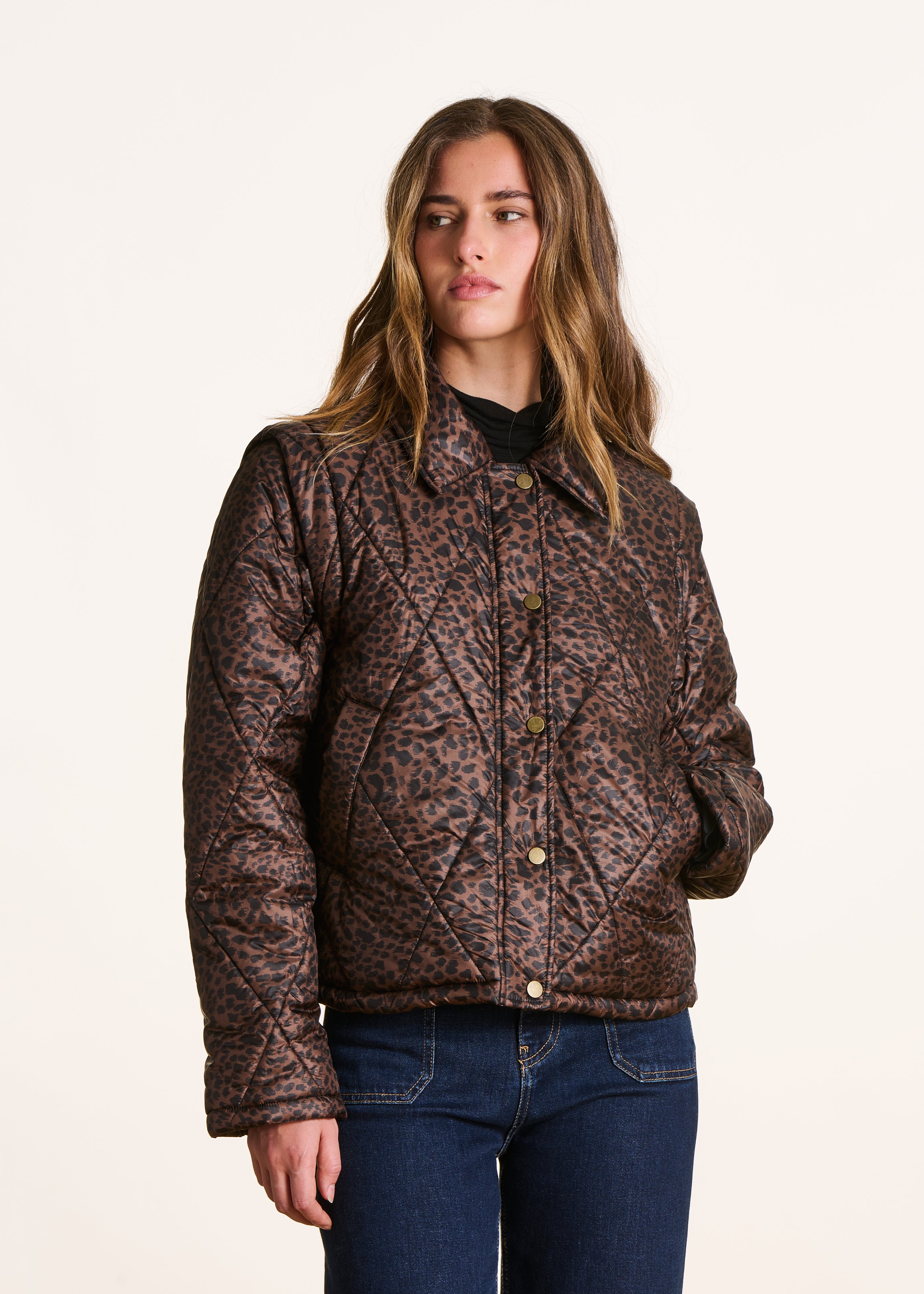 Short down jacket with leopard print and removable sleeves