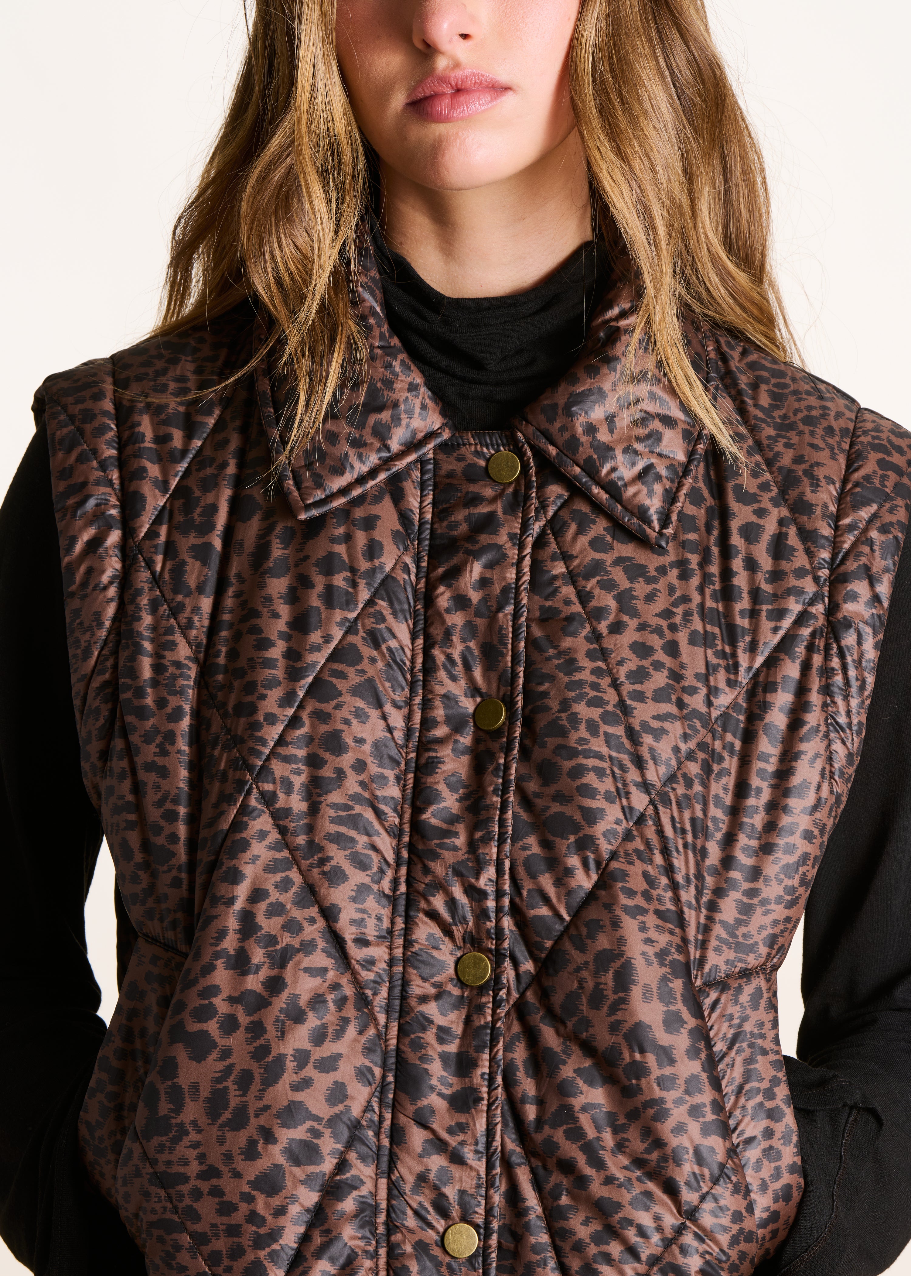 Short down jacket with leopard print and removable sleeves