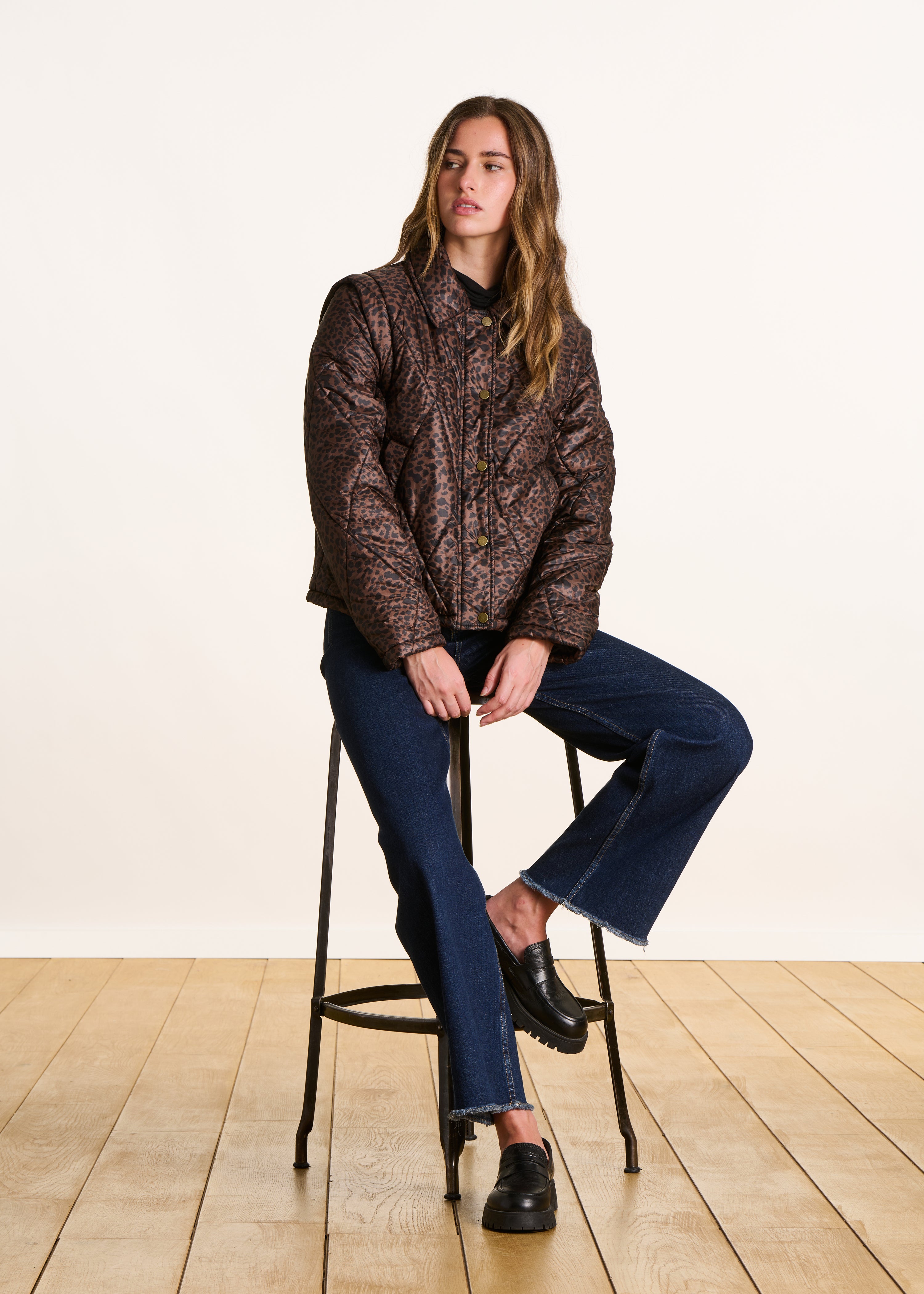 Short down jacket with leopard print and removable sleeves