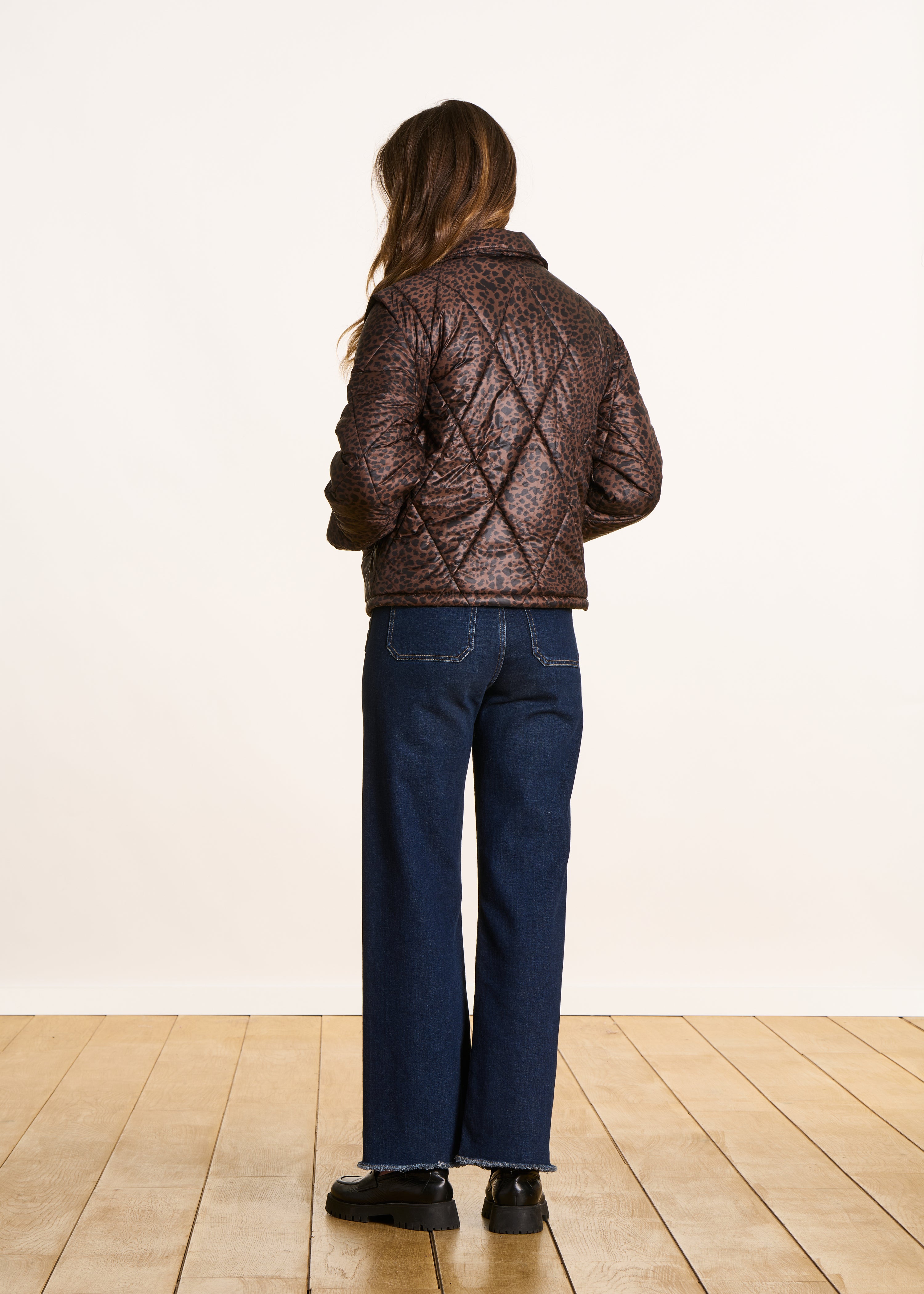 Short down jacket with leopard print and removable sleeves