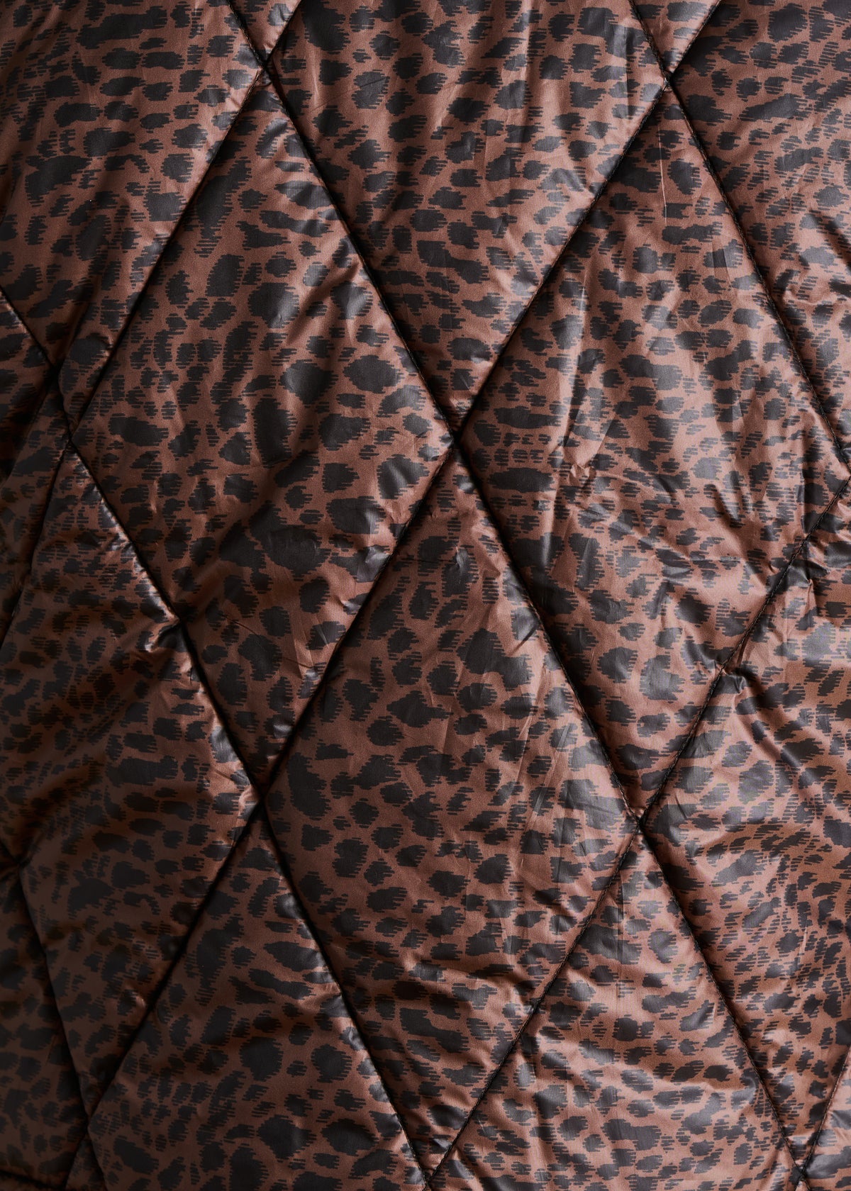 Short down jacket with leopard print and removable sleeves