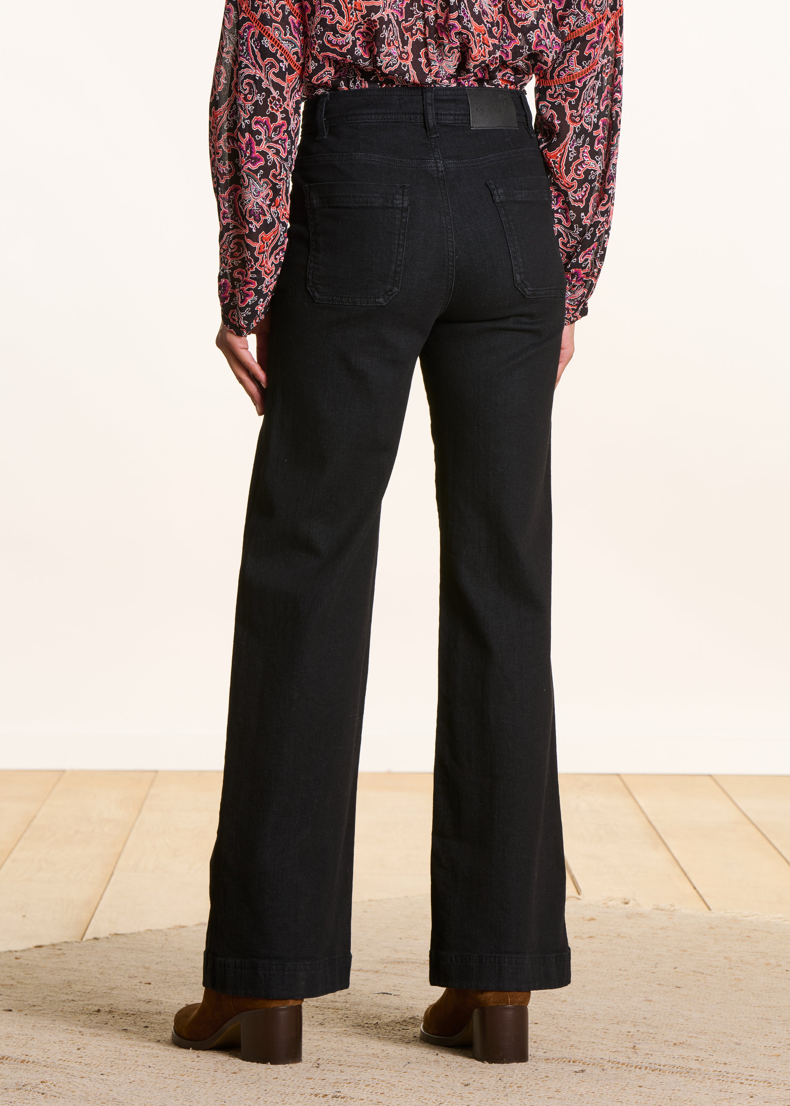 zwart jeans met wijde pijpen van biologisch katoen