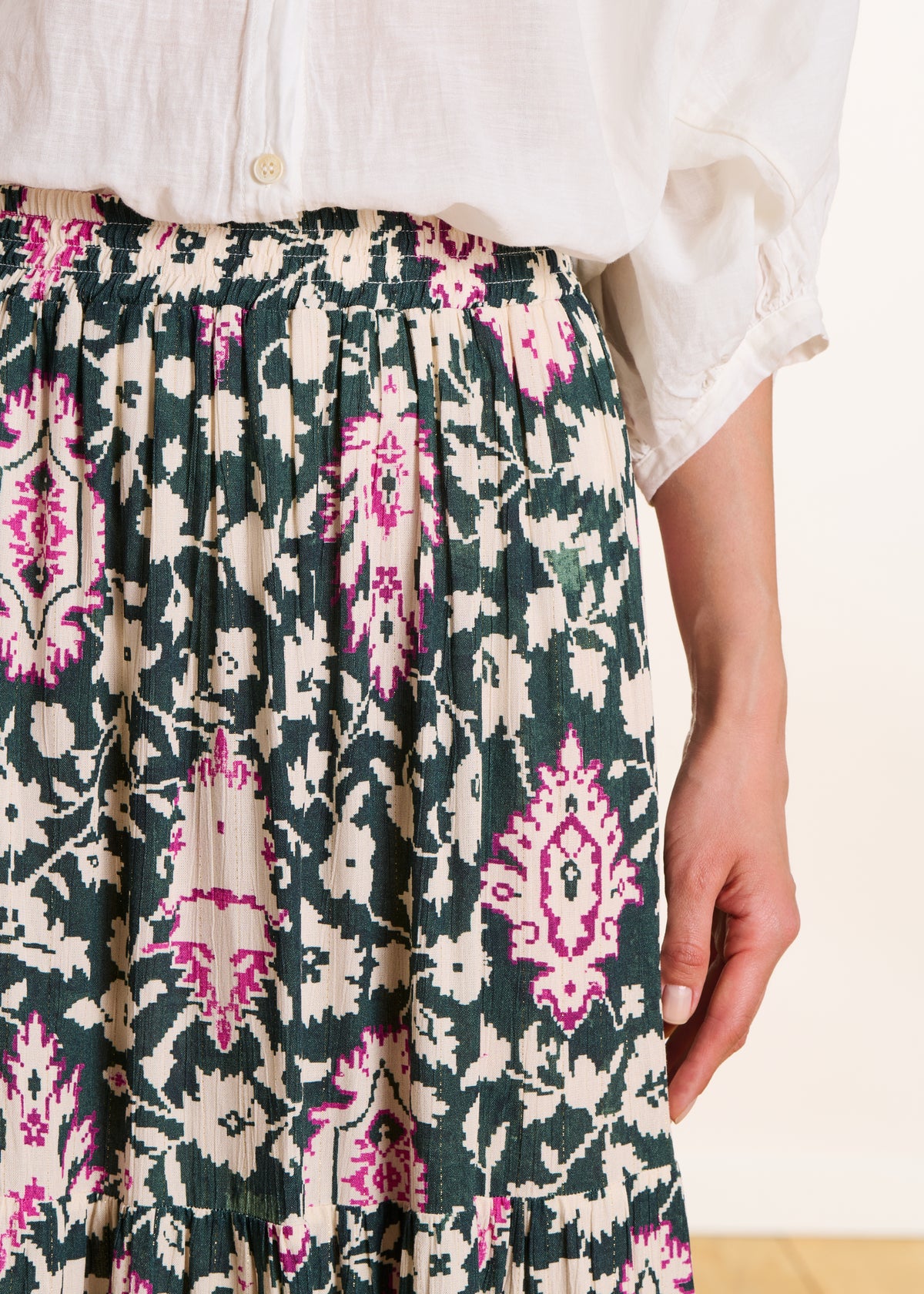 Falda larga verde oscuro con cintura elástica y estampado